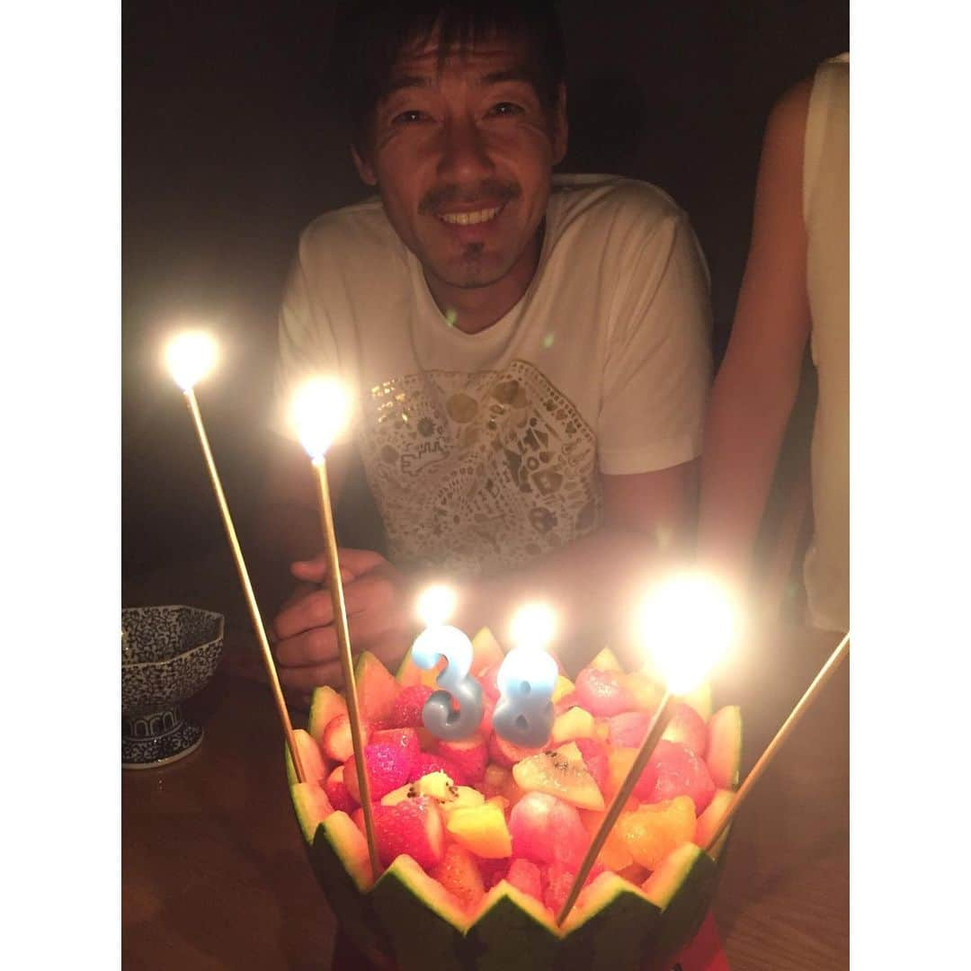 加藤ローサさんのインスタグラム写真 - (加藤ローサInstagram)「こんばんわ。 本日22番のお誕生日でした〜明日は試合⚽️だからケーキ食べないよ。とゆうことだったので、マグロと鯛のお寿司ケーキにしました‼︎フルーツポンチは子供達が。タネなしスイカにすればよかったな、と反省。フルーツくりぬく道具も買おう。例年より盛り上がりました。  おやすみなさい〜」5月12日 0時56分 - kato_rosa_