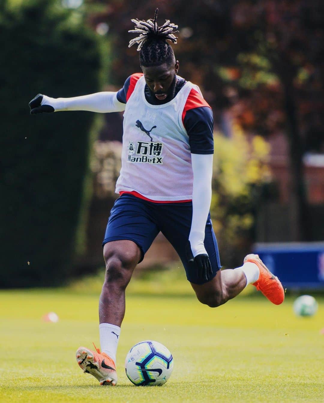 バカリ・サコのインスタグラム：「Latest adjustments 🚀⚽️ @cpfc #training 🔵🔴」
