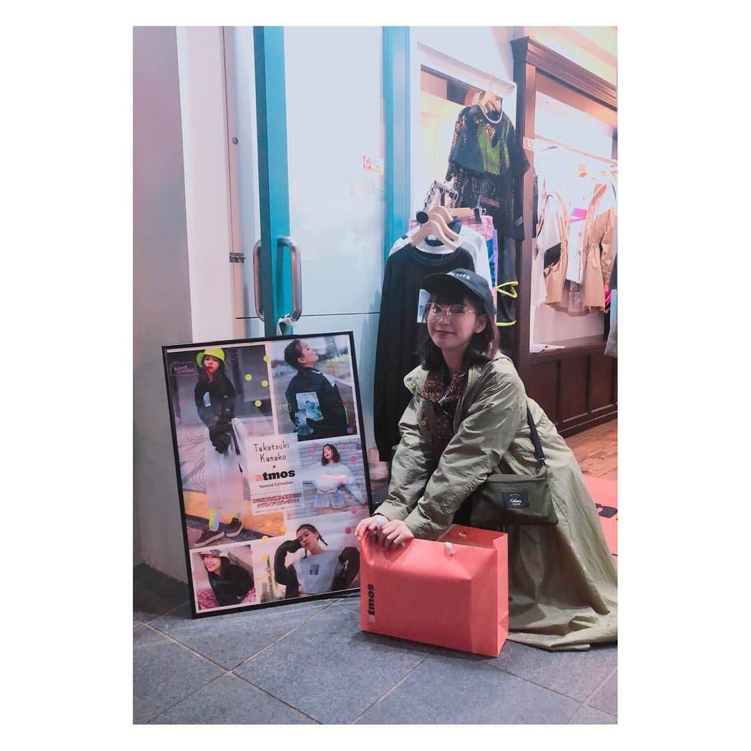 高槻かなこさんのインスタグラム写真 - (高槻かなこInstagram)「. @atmos_pink_harajuku でお買い物〜😊💖 そしてTK2と記念撮影！📸 . いつも通る道に自分の看板があるの嬉しいなー！！ TK2着た人とすれ違いたいな🐰 . @atmos_pink_official . . #atmos #atmospink #TK2 #高槻かなこ #harajuku #原宿」5月11日 19時30分 - kanako.tktk