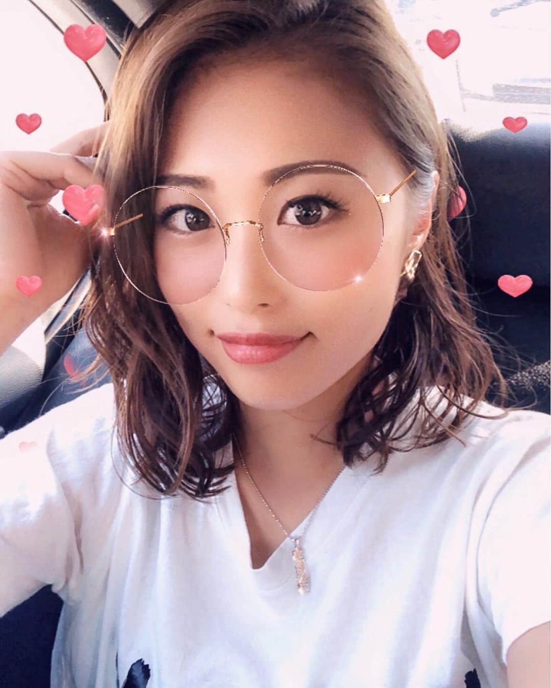 澤井玲未のインスタグラム：「撮れたてホヤホヤ🤳 今日は天気が良かったから家族でドライブDAY💓 (ランチに花月でにんにく4粒いれたからこの時車内、にんに臭凄かったと思う🤚) . #selfie#dayoff#familytime#familyday#bobhair#japanesemodel#snapchat#自撮り#休日#ドライブ#ロブ#ボブヘアー#ウェーブ巻き#スナップチャット」
