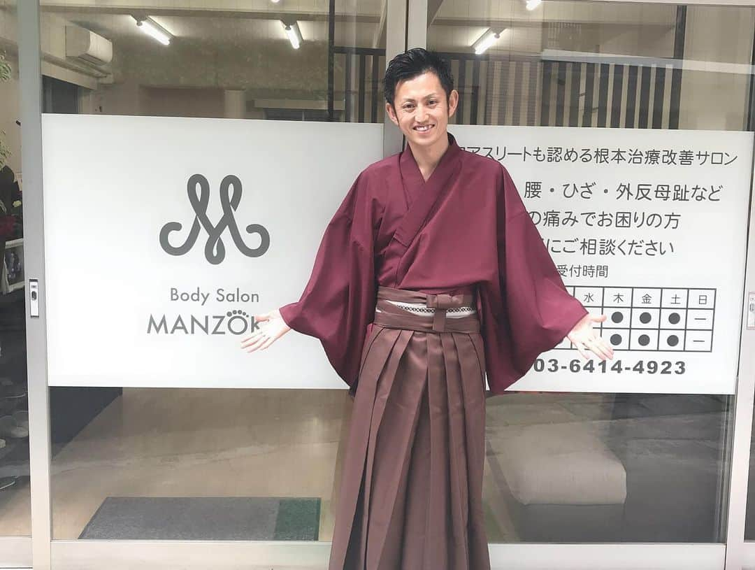 石山千晶さんのインスタグラム写真 - (石山千晶Instagram)「Body Salon MANZOKU✨ 私が靴のインソールでお世話になっている中田翔さんが開業なさいました😊 インソールはもちろん、腰痛などの体の不調全般を治してくれます！ 私自身、ずっと腰痛やひざ痛でゴルフ中も痛みを抱えながらでしたが、中田先生にインソールを作ってもらってからは、なんの心配もなくゴルフに徹することができるようになりました！ 足は地面についている唯一の部位。しっかりケアや予防をして、不安の全くない生活をしてみませんか？☀️ 日暮里駅から歩いてすぐ👍 アクセスも良好です！ #靴 #インソール #bodysalon #manzoku #痛みのない生活 #素晴らしい」5月11日 19時46分 - chiaki_ishiyama0428