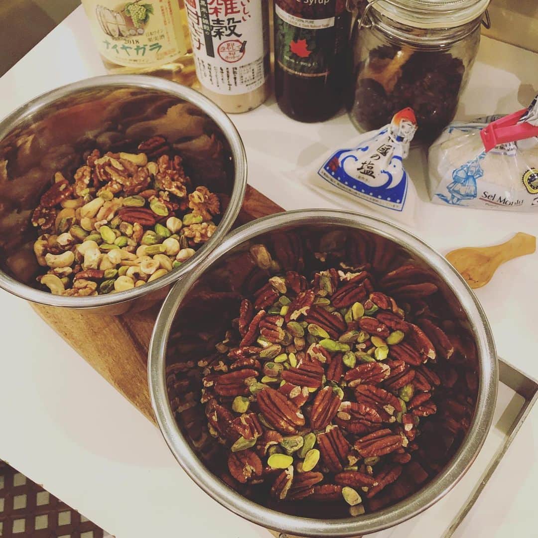 CHIPPRUSONのインスタグラム：「明日の日曜日、14時からパン屋openいたします🎵 ・ ・ 来週は通販お休みさせていただきますので、明日の募集は無くてまた次週に… ・ ・ そして来週末の土曜日は、mumokutekiホールで開催となる「まんまるYOGA〜ヨガとランチと占いのリトリート〜」というイベントでパンの販売をいたします。今回はビーガンなメニューを多めにお持ちいたします。このイベントに誘ってくれた丸太町に移転したばかりの菜食レストラン「Padma」 @padmazenfood と、地元宇治の人気店「山小屋」@oji_atsuko のオーナー達と一緒に仲良く販売しております。笑 ヨガとか無縁な私がなぜ？（占いは好きです❗️）な感じのイベントですが、場所はアクセスしやすい街中で自然食品スーパーや雑貨コーナーも併設のビル内でのイベントです。ぜひとも似合ってないゾ、と冷やかしにいらしてくださいませ🍞🎵笑 （なので、来週店舗はお休みとなります。ご近所さまは明日のご来店お待ちしております🙇‍♀️） ・ ・ イベントページ https://m.facebook.com/events/375189583081834」