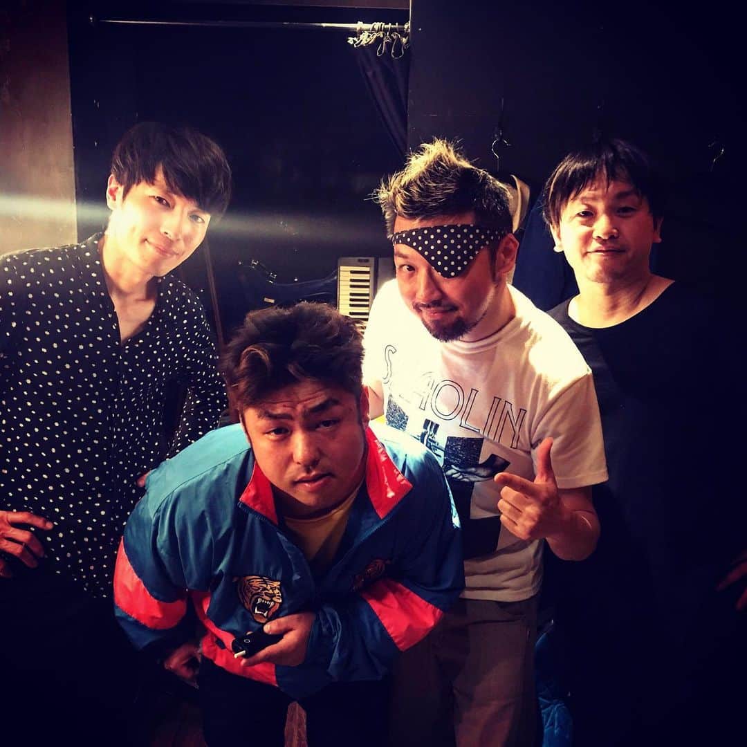 吉澤響のインスタグラム：「5/9は三茶 GRAPEFRUIT MOONでセッションでした。  Mic：ダースレイダー(THE BASSONS) Ba：ナガイケジョー(SCOOBIE DO) Gt / Key：さいとうりょうじ(P.O.P) Dr：吉澤響(セカイイチ) . ちょっと道に迷ったけど、一緒に目的地に着けてよかったね！ みたいなセッションでした笑 やっぱ言葉の力は強いなぁ。 . リハが終わり、開演までの間、ジョーくんとふたりで日高屋で宴会。僕は人生初日高屋！ 日高屋、楽しい！笑」