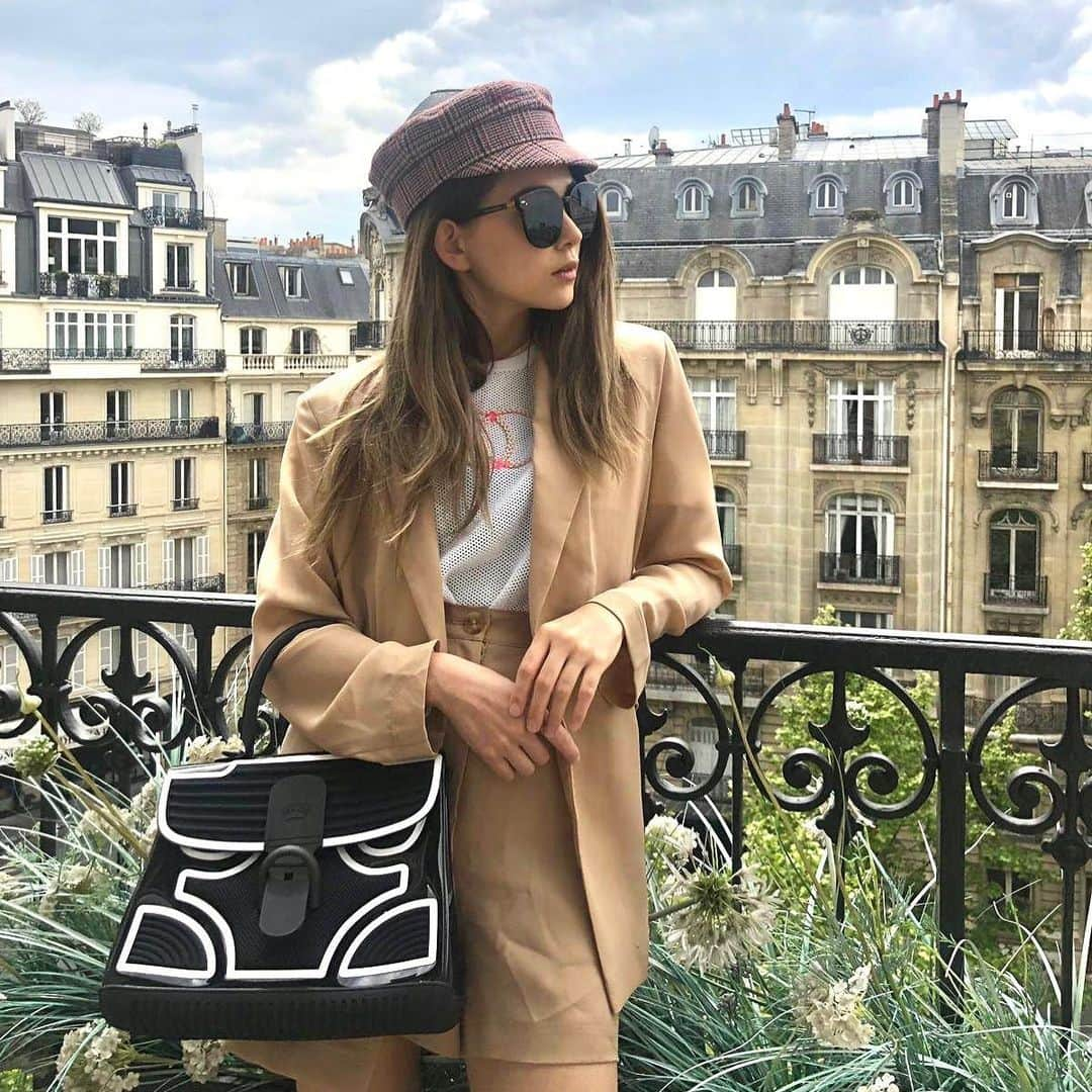 ハンナ・クインリヴァンさんのインスタグラム写真 - (ハンナ・クインリヴァンInstagram)「Sweet Saturday ♥️ #saturday #paris #romanticcity」5月11日 19時53分 - hannah_quinlivan