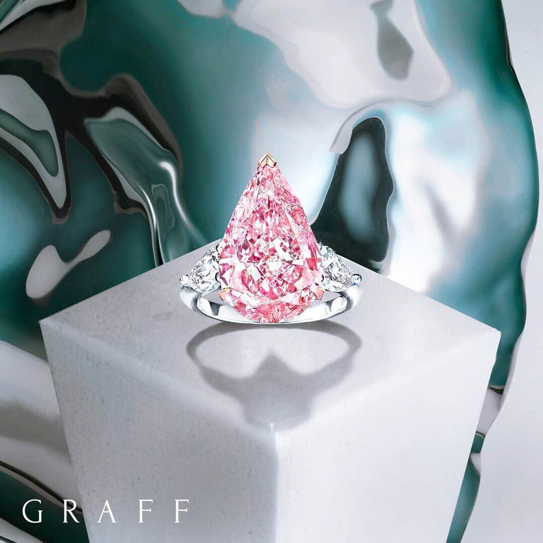 Graffさんのインスタグラム写真 - (GraffInstagram)「Perfectly pink. • 7 carat Fancy Vivid Pink pear shape diamond ring #graffdiamonds #paris #pinkdiamondring」5月11日 19時54分 - graff