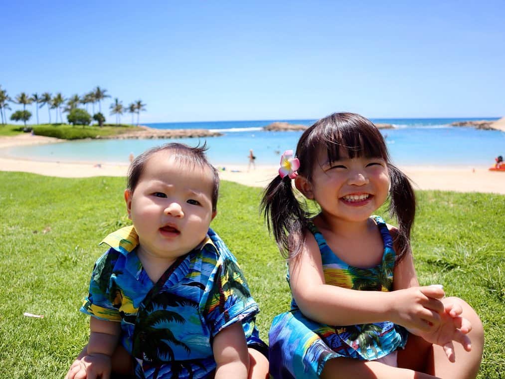 河内麻沙美さんのインスタグラム写真 - (河内麻沙美Instagram)「#beach 🌴 . . #アウラニ へ行ってきたよ〜🙌 アウラニでモーニング→ビーチで遊ぶがハワイでのお決まりコース👍 . 今回は#LILIとRIKU でリンクコーデ👧🏻👶🏻 2人で並んでたら… たまらなく可愛いじゃないかぁぁぁぁぁ😍😍😍w . 載せたい写真ありすぎて選べない😂💦 2枚目のりく眩しかったんかな🤣 . #hawaii#aulani#fashion#kidsfashion#aloha#travel#リンクコーデ#姉弟#ハワイ#ビーチ#海#子連れハワイ#ハワイ旅行 #ママタビジョ」5月11日 19時55分 - masamikouchi