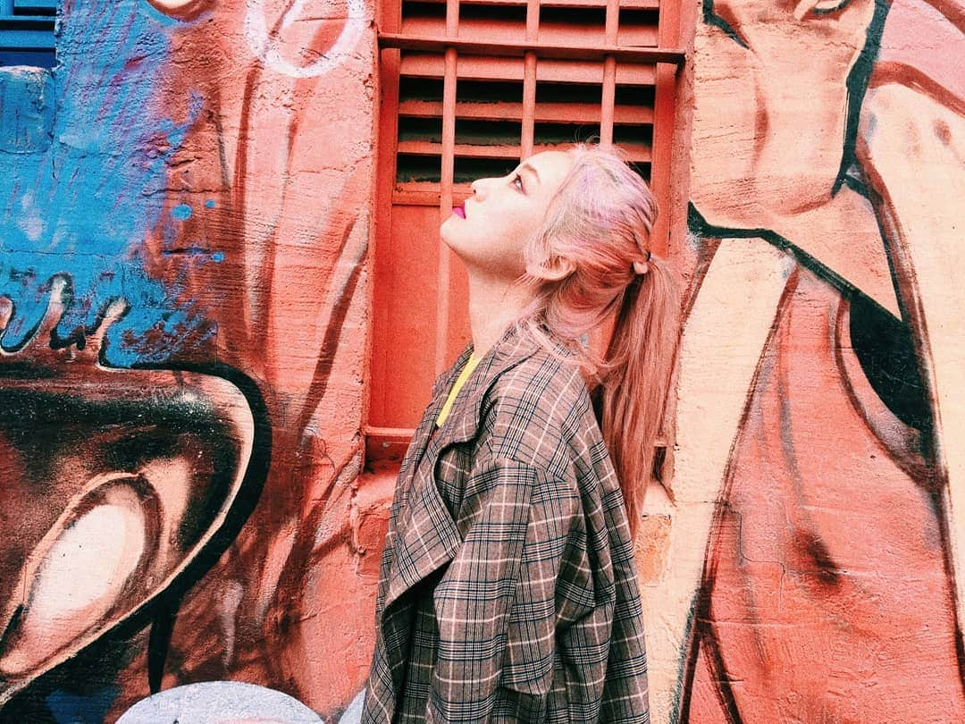 小林レイミさんのインスタグラム写真 - (小林レイミInstagram)「🦞🎟🧠💐💫 #makeup #pinkhair #fashionlook #wallart #pink #world #pinkfashion #streetsnap #melbourne #l4l #fitgirl #training #traveling #travelphotos #お散歩 #同化 #ピンクヘア #海外生活」5月11日 19時57分 - _reimi._____