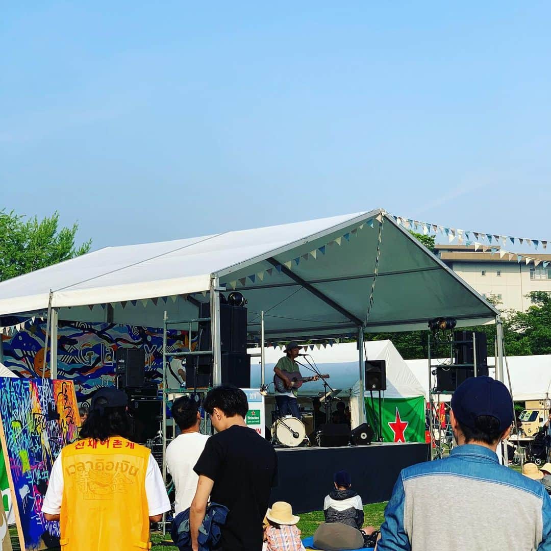 のインスタグラム：「. 福岡いい天気。今から本番。たのしみ！ 明日の広島チケットまだ受け付けてまーす！ ticket.shingokanehiro@gmail.com ここまで。 . そして 「祝レガート9th～昼から夜まで歌って喋って～」 [弾き語りの部(限定40名)] オープン13時 スタート14時 チケット3500円+1ドリンク600円 [出演] #金廣真悟 (#グッドモーニングアメリカ ) #tanny (EX,#good4nothing ) 予約受付開始は5月12日(日)お昼12時より 予約→linda@cafebar-legato.com . 昼は弾き語り、夜は弾き喋り。 楽しい日です。お早めに！」
