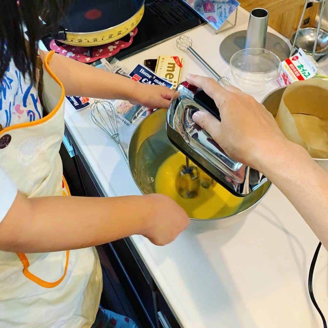 安倍吉俊のインスタグラム：「タマゴ( •~•)の母の日ケーキ作り。スポンジがうまく膨らまなかったけど頑張った。ウズラ(••)も手伝った。」