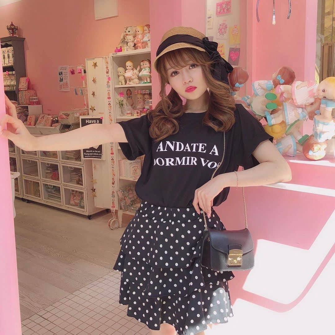 Isakoさんのインスタグラム写真 - (IsakoInstagram)「. 韓国のdoll house🧸💓 @paperdollmate_atelier_ . . 今度Rasmileで発売するTシャツとフリルドットスカパンのカジュアルガーリーコーデをしたよ👗💕 . この日も前に紹介した #マジカルシェリー を こっそり着てます💫💫 @majicalsherry_lme 本当におすすめ🥰 . Tシャツ&スカート @rasmile_official  帽子 @ca4la_official  バッグ @furla 👩‍❤️‍💋‍👩です♬ . . 最近、韓国に行くとホンデよりも ソンドン？に行くのにハマってる💓 可愛いカフェとスポットがいっぱいあるの〜💫💫 . . . . . #ca4la#furla#furlabag#blackpink#ブラックコーデ#オールブラック#ミニスカ#ドットスカート#tシャツコーデ#tシャツ#ツインテ#ツインテール#フルラ#韓国ファッション」5月11日 20時09分 - ichaaako