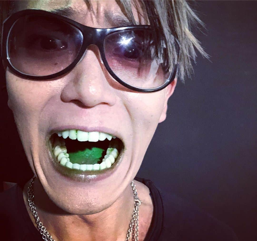 SHINPEIさんのインスタグラム写真 - (SHINPEIInstagram)「BREAKERZ LIVE 2019 〜筋肉崩壊祭り SHINPEI's BIRTHDAY〜 渋谷WWW﻿ ﻿ 暴れ曲限定ライブ、最高の時間でした！﻿ ﻿ サプライズでみんなが用意してくれたケーキは、なんと緑色！﻿ ﻿ 口の中が宇宙人になってしまった笑﻿ ﻿ 38歳を迎えても、俺の筋肉はまだまだ成長中！﻿ ﻿ これからの一年も、熱く激しくいくぜ！﻿ ﻿ みんな本当にありがとう！」5月11日 20時07分 - shinpei_breakerz