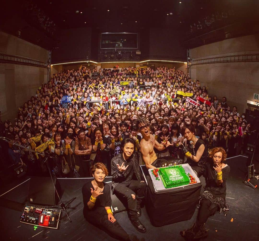 のインスタグラム：「BREAKERZ LIVE 2019 〜筋肉崩壊祭り SHINPEI's BIRTHDAY〜 渋谷WWW﻿ ﻿ 暴れ曲限定ライブ、最高の時間でした！﻿ ﻿ サプライズでみんなが用意してくれたケーキは、なんと緑色！﻿ ﻿ 口の中が宇宙人になってしまった笑﻿ ﻿ 38歳を迎えても、俺の筋肉はまだまだ成長中！﻿ ﻿ これからの一年も、熱く激しくいくぜ！﻿ ﻿ みんな本当にありがとう！」