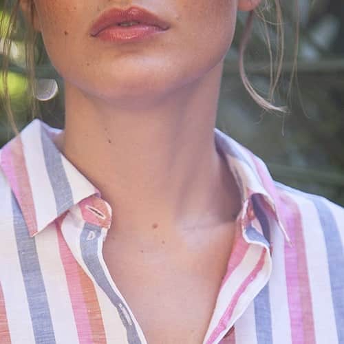 ベンシモンのインスタグラム：「Véritable bonbon de notre collection, la chemise Bacaral et ses rayures berlingot est vintage à souhait 🍭 🇬🇧 True candy of our collection, the Bacaral shirt and its berlingot stripes is perfectly vintage 🍭 #bensimon #pe19 #summer」