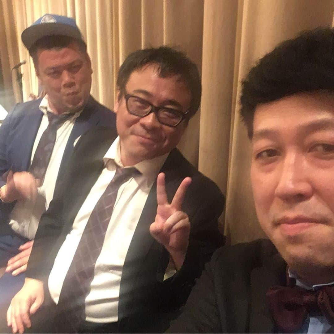 小籔千豊さんのインスタグラム写真 - (小籔千豊Instagram)「今日は初期からビッグポルノやコヤソニをずっと映像やポスターやロゴなとで助けてくれてる思い出いっぱいの女の子の結婚式でした 僕ら世代の大阪吉本芸人はみんなお世話になっている めでたかった めっちゃいい子 #初期からビッグポルノやコヤソニをずっと進行として助けてくれた思い出いっぱいの子も出席してた #とにかくおめでとう #写真は僕とアホ2人」5月11日 20時12分 - koyabukazutoyo_shinkigeki