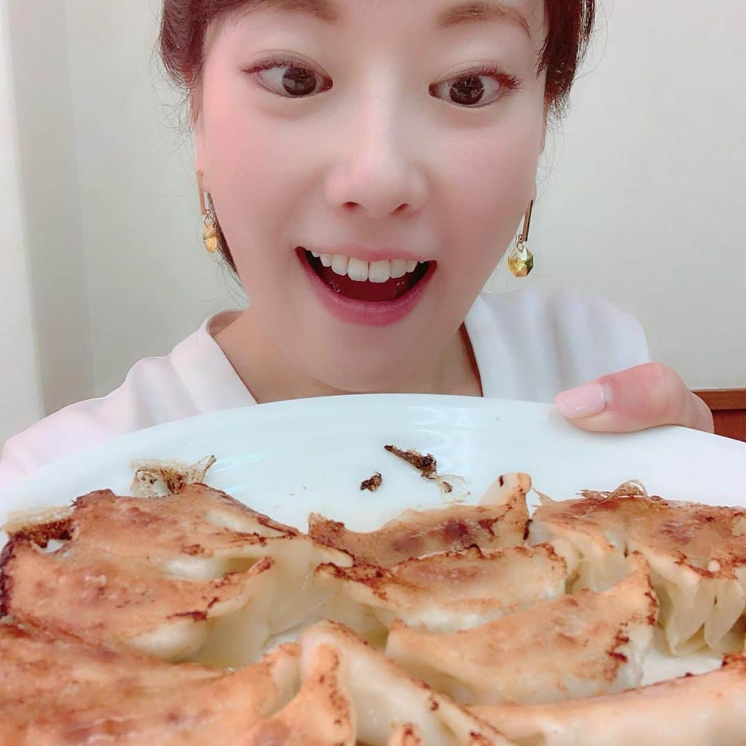 新垣泉子さんのインスタグラム写真 - (新垣泉子Instagram)「【直売所】って最高！！！ おとといの『ももち浜s特報ライブ』で放送した【ＧＷ明けこそ行きたい福岡のお得な直売所】特集！！！ ご覧いただけましたか？？？ どこも、ビックリするほどお得で興奮しっぱなしでしたが、 見逃した方に、是非ご紹介したい【五十番食品】さん☆☆☆ レストランやホテルに点心などを中心に卸している工場なので、一般には販売していないんですが、この工場直売所のみ、私たちも購入できるんです！！！ 1枚目の写真は、コスパも味も全て最高！なギョーザ！！！ 私も買って帰りました！笑笑  パンダちゃんも可愛い〜☆ 工場見学もさせていただきましたが、機械だけでなく、手作業の物も多く、一つ一つ手早く丁寧で、温かいおもてなしにも感動しました！！！ 月に一度の【エコ販】という特別な日があるので、この日を是非狙って行ってみてください(o^^o)☆ 次回は今月18日！！！ 詳しくは【五十番食品】で検索です☆  #ももち浜s特報ライブ  #5月9日 #放送 #直売所特集 #直売所 #福岡直売所 #激安直売所 #激安 #お得 #コスパ最高 #五十番食品 #中華 #点心 #餃子 #肉まん #シュウマイ #工場直売所 #エコ販 #次回は #18日 #詳しくは #五十番食品で検索」5月11日 20時16分 - motoko.arakaki