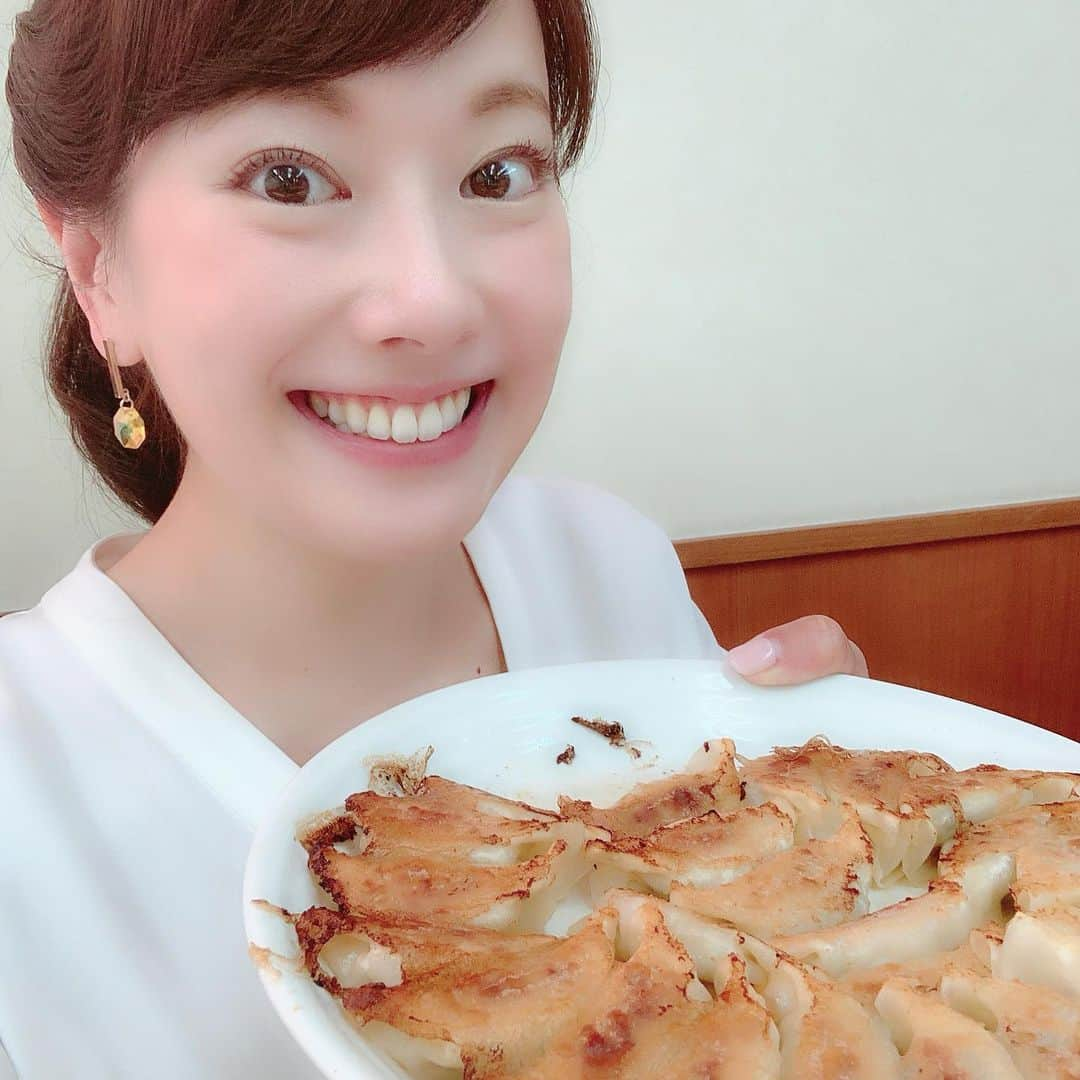 新垣泉子さんのインスタグラム写真 - (新垣泉子Instagram)「【直売所】って最高！！！ おとといの『ももち浜s特報ライブ』で放送した【ＧＷ明けこそ行きたい福岡のお得な直売所】特集！！！ ご覧いただけましたか？？？ どこも、ビックリするほどお得で興奮しっぱなしでしたが、 見逃した方に、是非ご紹介したい【五十番食品】さん☆☆☆ レストランやホテルに点心などを中心に卸している工場なので、一般には販売していないんですが、この工場直売所のみ、私たちも購入できるんです！！！ 1枚目の写真は、コスパも味も全て最高！なギョーザ！！！ 私も買って帰りました！笑笑  パンダちゃんも可愛い〜☆ 工場見学もさせていただきましたが、機械だけでなく、手作業の物も多く、一つ一つ手早く丁寧で、温かいおもてなしにも感動しました！！！ 月に一度の【エコ販】という特別な日があるので、この日を是非狙って行ってみてください(o^^o)☆ 次回は今月18日！！！ 詳しくは【五十番食品】で検索です☆  #ももち浜s特報ライブ  #5月9日 #放送 #直売所特集 #直売所 #福岡直売所 #激安直売所 #激安 #お得 #コスパ最高 #五十番食品 #中華 #点心 #餃子 #肉まん #シュウマイ #工場直売所 #エコ販 #次回は #18日 #詳しくは #五十番食品で検索」5月11日 20時16分 - motoko.arakaki