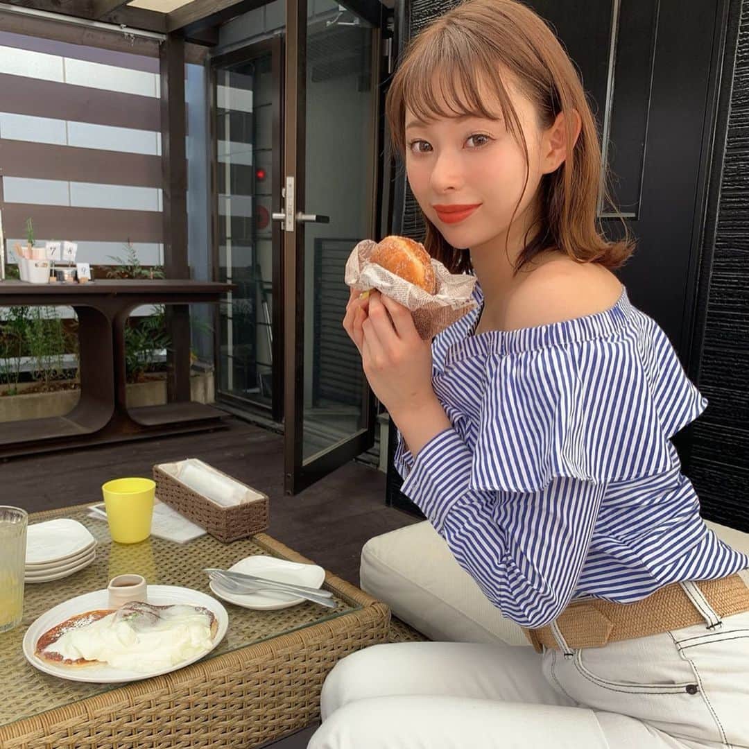 のインスタグラム：「ㅤㅤㅤ ㅤㅤㅤ 3月に出来たばかりの aiai224@HORIEへ ランチしに行ってきたよ😍  お目当ては新商品のマラサダと リコッタパンケーキ🥞💕 ㅤㅤㅤ  マラサダはもっちもちでパンケーキも リコッタチーズが入ってるから そのままでも美味しい🤤 クリームやシロップつけたら また違う味わいでこれまた 美味しくなった〜っ😍💕 ㅤㅤㅤ  サーモンポキ丼も美味しかったよ💕 ハワイで食べた時より美味しかった🤭  店内もハワイっぽくてインスタ映え〜な 店内でハワイなや来た気分になりました😍  ほんで3階建てでかれんはテラスが 好きやから1番上のテラスでのんびりした😍 癒しの時間でした💕また近々行こっ🤤 ㅤㅤㅤ ㅤㅤㅤ 🐒aiai224@HORIE 🏠大阪市西区北堀江１‐１４‐６ 📞050-5355-1243 ⏰月～日、祝日、祝前日: 08:00～21:00 ㅤㅤㅤ ㅤㅤㅤ  #aiai224HORIE #aiai224 #岡島かれん  #グルメ岡島 #北堀江カフェ #堀江カフェ #ハワイ #ハワイ料理 #マラサダ #リコッタチーズパンケーキ」
