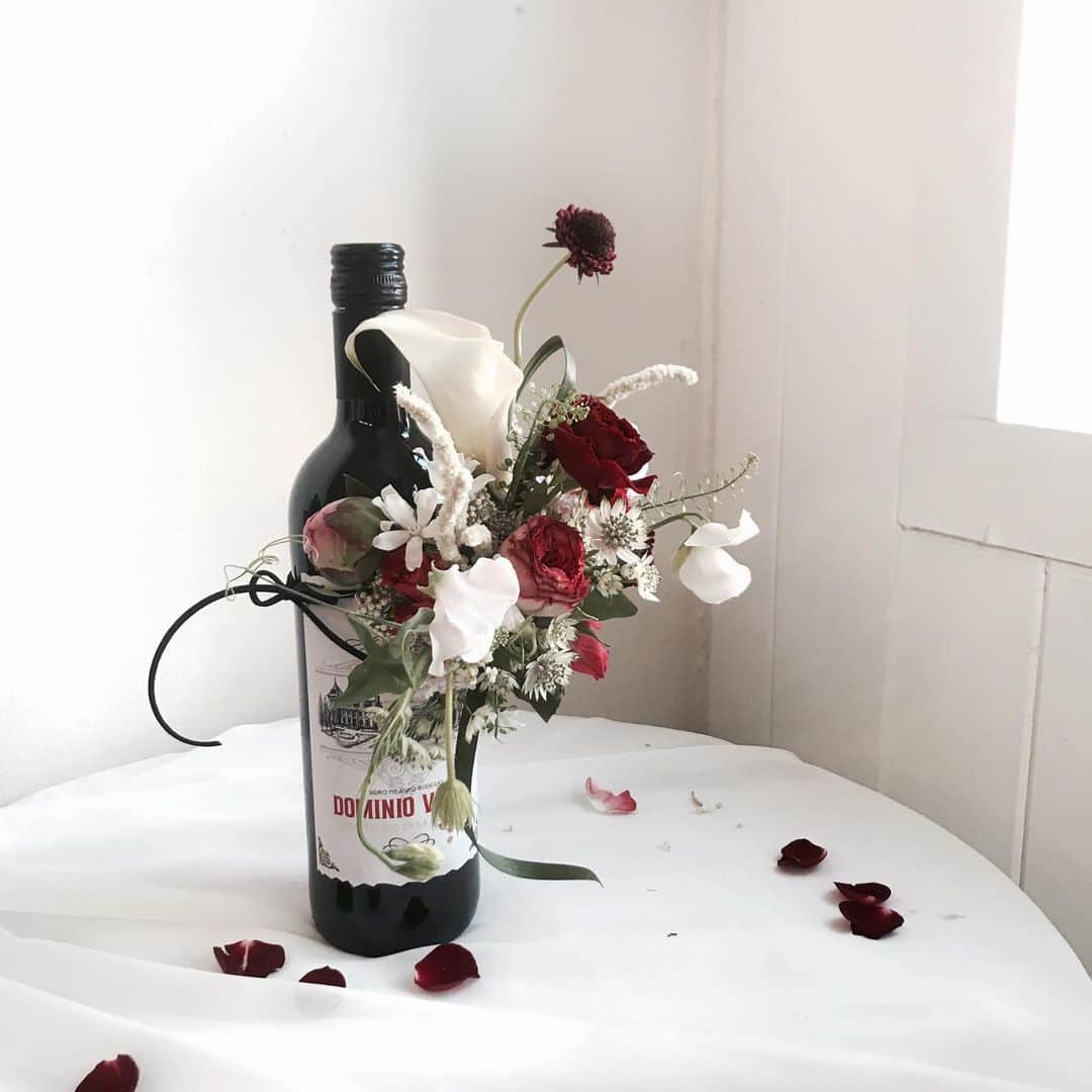 플로리스트 이주연 florist Lee Ju Yeonさんのインスタグラム写真 - (플로리스트 이주연 florist Lee Ju YeonInstagram)「. . #와인데코 #winedecor . 블랙엔 레드 🖤 . #수업문의 #주문예약 #lesson #Order  Katalk ID vaness52 클래스상시모집 당일꽃주문가능 WeChat ID vaness_flower E-mail vanessflower@naver.com . 강남구 신사동 515-2 📞02-545-6813 . #vanessflower #florist #flowershop #handtied #flowerlesson #花束 #花束包装 #바네스플라워 #플라워카페 #플로리스트 #꽃다발 #부케 #플로리스트학원 #역삼동꽃집 #역삼역꽃집 #꽃꽂이수업 #플라워레슨 #꽃다발포장법 #꽃수업 #꽃주문 #하우스웨딩 #대관 #카페대관 #강남카페대관」5月11日 20時22分 - vanessflower