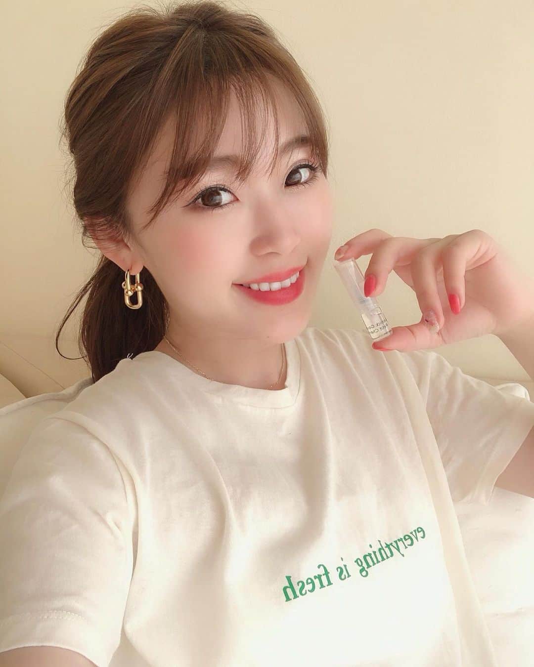 藤川沙弥のインスタグラム：「お仕事で久しぶりの沖縄に✈️🌴☀️﻿ ﻿ この旅行にも持ち運びやすくて﻿ お試しやすいサイズの香水を自分にあった香りで プロの香水スタイリストに選んでもらえて﻿ １つだけなく５つも届けてくれる、 ﻿ @celes_perfume ♥︎﻿ ﻿ わたしは春夏につけたくなるような﻿ 爽やかな香り、柑橘・ナチュラルな香りを。﻿ ﻿ HERMESやjomaloneなどが入ってて、﻿ その中からお気に入りの香りを﻿ 見つけられたよ🥰💗﻿ ﻿ ネットで注文できるし気に入らなければ﻿ 全額返金だから安心です👌🏻﻿ ﻿ ﻿ ﻿ #香水#フレグランス#セレス﻿ #celes#香水好きな人と繋がりたい」