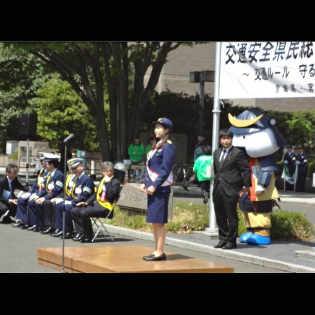 佐藤あり紗さんのインスタグラム写真 - (佐藤あり紗Instagram)「. . . 交通安全県民総ぐるみ運動出発式に 参加してきました🙋 . みやぎ交通安全広報大使を 1年間頑張ります。 . 私自身も運転する機会が多いので 運転には気をつけます。 . 皆さんも 後部座席のシートベルトの着用の徹底や 自転車の通行マナーの確認等をし、 悲惨な事故をひとつでも減らせるようにしましょう🏐 . . 投稿✍📸 Part2️⃣ . . #みやぎ交通安全広報大使 #警察官 #POLICE #大使 #宮城県警 #宮城県 #仙台市 #イベント #パレード #バレーボール #リガーレ仙台 #佐藤あり紗」5月11日 20時35分 - arisa_chu