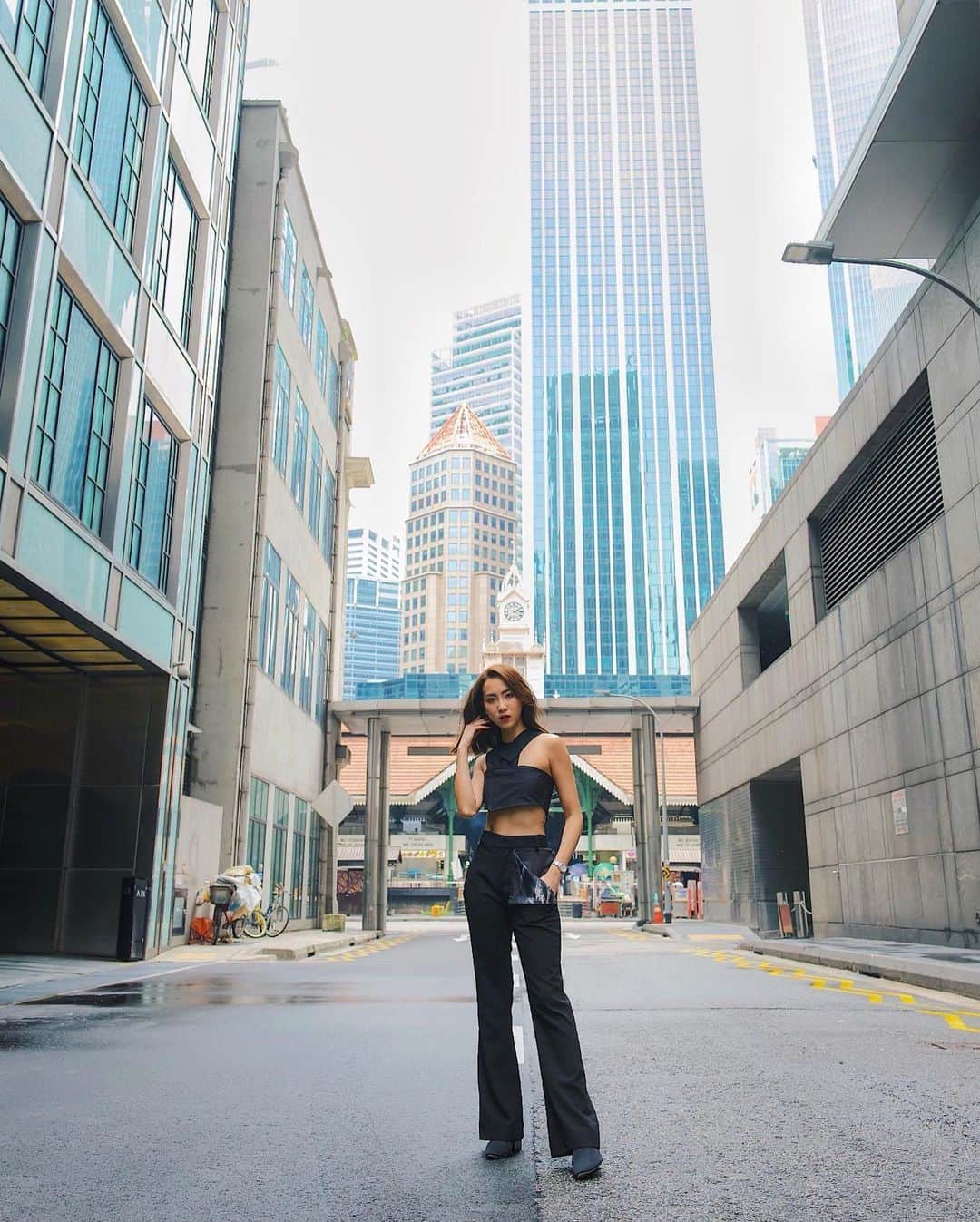 ソニアのインスタグラム：「Sketchy alley way character 👻  That wraps up a productive Saturday well spent with @tagheuer and @tsingapore! Outfit: @surrenderstore and @christiandada_sg  #dontcrackunderpressure PC: @nicolequek」