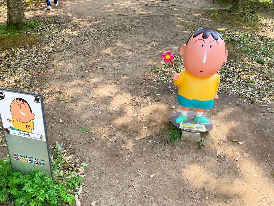 島川未有さんのインスタグラム写真 - (島川未有Instagram)「淡路島の旅。 ニジゲンノモリ行ってきました。 大人だって、三十路女だってしんちゃん好きだもん😏 後から見ると、痛い写真なのは重々感じておりますので、クレームは受け付けません✌️笑 本当はNARUTOの忍びの里も行きたかったけど、体力的にきつかったのでまた今度。 ✳︎ 野原ひろし35歳。身長180cm、商社勤め、30代でマイホームを購入。 めちゃくちゃ良い男ですな。 足が臭い以外は。 ひろしを誘惑したら困った顔されちゃいました🤔 ✳︎ アッパレ戦国のアスレチックもありました。 しんちゃんの映画はダントツで「アッパレ戦国大合戦」推しです💓 クレしんぽくない話で、ギャグも少なめ、まさかのハッピーエンドじゃない話。悲しい最後でもありますが…何度観ても号泣します。 今まで5回くらい観たかな？ ついこの間、久々に観たのですが、結末を知っているだけに序盤の取り留めもないシーンから鼻水垂らして嗚咽するという事態。 とても美しく切ないお話なのです。 映画クレしん、全部観てるけど別格であり良い意味で異質。  おっと、打ち込んでるだけで目赤くなってきたぞと。 よし、今日も観ようかな。  #ニジゲンノモリ#クレヨンしんちゃん#野原しんのすけ#野原ひろし#四国放送#ゴジカル#淡路島#淡路島旅行#淡路島グルメ#淡路島公園#アッパレ戦国大合戦」5月11日 20時28分 - miyu_shimakawa