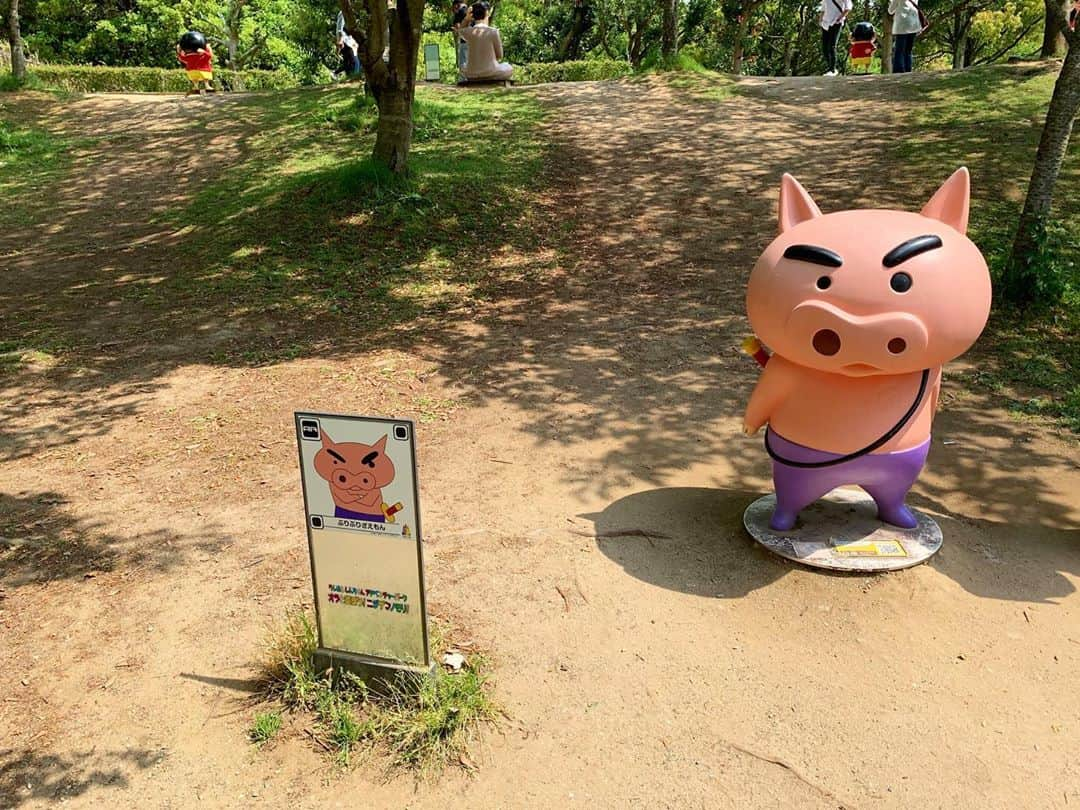 島川未有さんのインスタグラム写真 - (島川未有Instagram)「淡路島の旅。 ニジゲンノモリ行ってきました。 大人だって、三十路女だってしんちゃん好きだもん😏 後から見ると、痛い写真なのは重々感じておりますので、クレームは受け付けません✌️笑 本当はNARUTOの忍びの里も行きたかったけど、体力的にきつかったのでまた今度。 ✳︎ 野原ひろし35歳。身長180cm、商社勤め、30代でマイホームを購入。 めちゃくちゃ良い男ですな。 足が臭い以外は。 ひろしを誘惑したら困った顔されちゃいました🤔 ✳︎ アッパレ戦国のアスレチックもありました。 しんちゃんの映画はダントツで「アッパレ戦国大合戦」推しです💓 クレしんぽくない話で、ギャグも少なめ、まさかのハッピーエンドじゃない話。悲しい最後でもありますが…何度観ても号泣します。 今まで5回くらい観たかな？ ついこの間、久々に観たのですが、結末を知っているだけに序盤の取り留めもないシーンから鼻水垂らして嗚咽するという事態。 とても美しく切ないお話なのです。 映画クレしん、全部観てるけど別格であり良い意味で異質。  おっと、打ち込んでるだけで目赤くなってきたぞと。 よし、今日も観ようかな。  #ニジゲンノモリ#クレヨンしんちゃん#野原しんのすけ#野原ひろし#四国放送#ゴジカル#淡路島#淡路島旅行#淡路島グルメ#淡路島公園#アッパレ戦国大合戦」5月11日 20時28分 - miyu_shimakawa