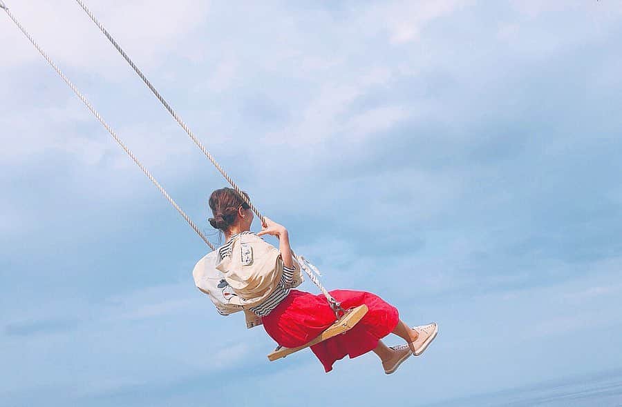 黒澤詩音のインスタグラム：「*﻿ ﻿ ﻿ #atami﻿ ﻿ ﻿ #koedahouse #shizuoka #akaoharbandrosegarden #photogenic #swing #japan #trip #japantrip #sky #oceanview #アカオハーブアンドローズガーデン #熱海 #熱海旅行 #静岡 #空飛ぶブランコ #インスタ映え」