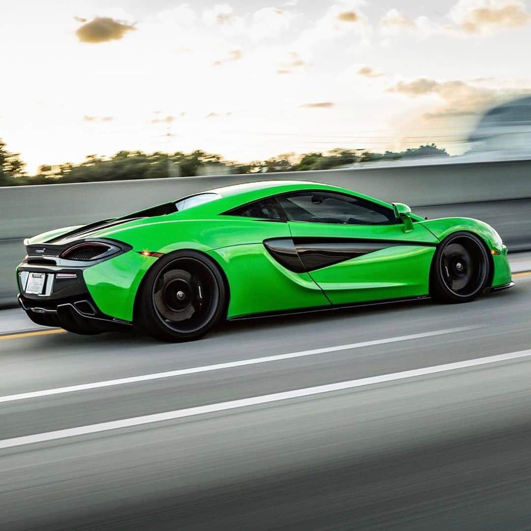CarsWithoutLimitsさんのインスタグラム写真 - (CarsWithoutLimitsInstagram)「Someone help me catch Kermit 🐸  Photo @kfletchphotography  #carswithoutlimits #mclaren #570s #green #toronto」5月11日 20時29分 - carswithoutlimits