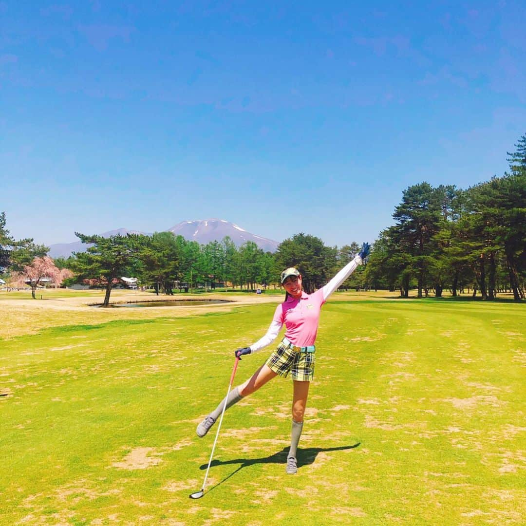 松中みなみさんのインスタグラム写真 - (松中みなみInstagram)「2days⛳️✨ ・ ・ 最終ホールはなんと！ Par6‼️‼️ 初めてみた！😶 レディースティでも666！🙉 長旅でした😆笑 ・ ・ ・ #ゴルフ #ゴルフ女子  #軽井沢72 #ゴルフ三昧 🏌️‍♀️ #ゴルフウェア #ゴルフコーデ #サマンサタバサ  #サマンサタバサゴルフ」5月11日 20時30分 - minami_matsunaka