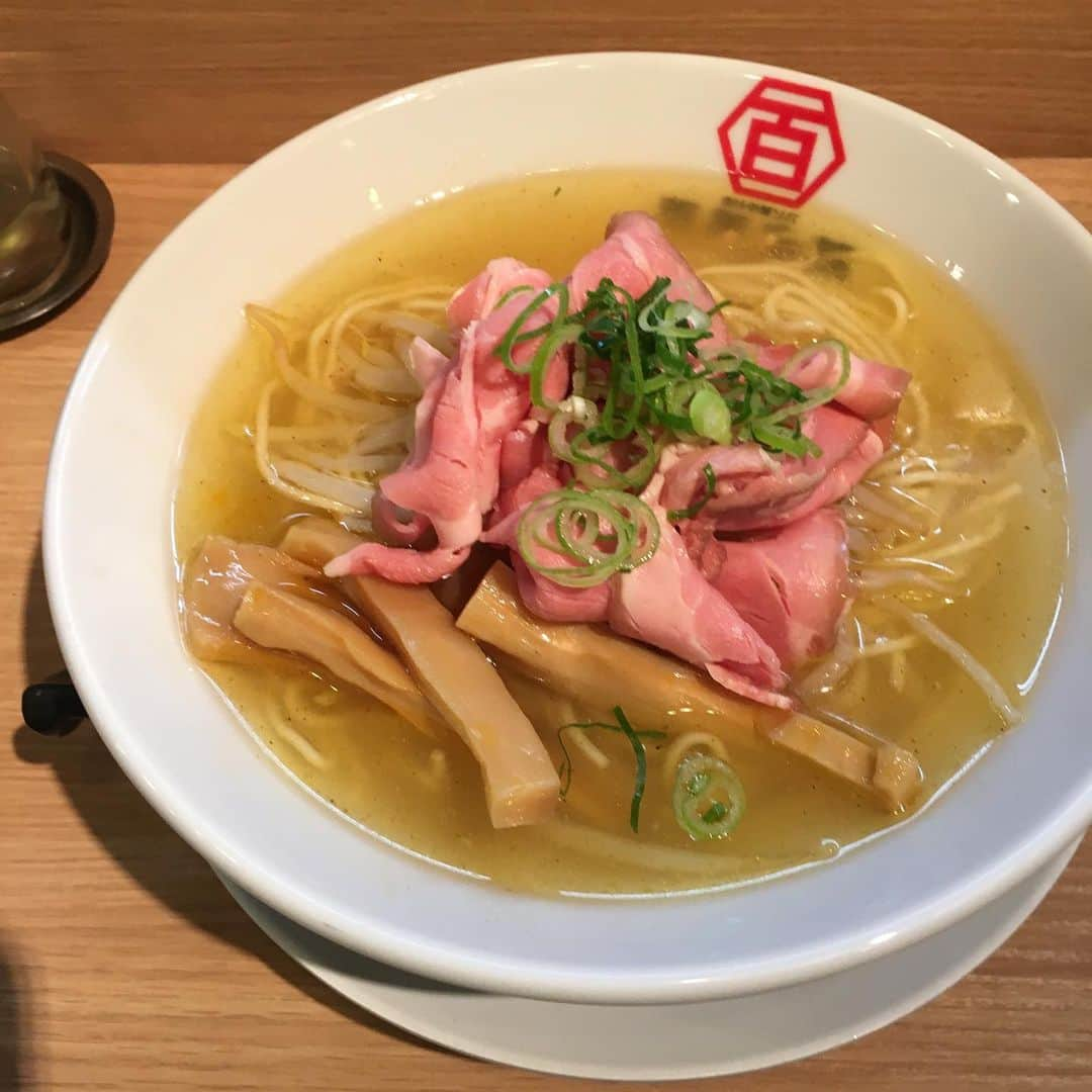 渡邉ひかるのインスタグラム：「百年本舗秋葉原総本店 @ 末広町 肉汁中華ソバ(塩) 780円 ・ ・ ・ ・ 平成の締めのラーメンは、イメージガールを務めていたココにと決めていたので、向かうことに。 お昼時ということもあって、男性客の皆様で賑わっていたが、待つことなく着席することができた。 百年本舗さんの肉汁中華ソバより《塩味》を。 頼んでから数分で着丼。 見た目はアッサリとしている、清湯スープ。 具材は青ネギ、メンマ、もやし、薄切りの低温調理チャーシュー。 麺は、細めのストレート麺。 スープは見た目よりもしっかりとした鶏出汁の出るまろやかな味。 塩ラーメンでそのお店の色が分かるということもあるので、どのお店の塩ラーメンも気になりますよね。 一番定番なしょうゆ味の中華そばを食べたことがある方は気分を変えてぜひ挑戦してみては？ ・ ・ ・ ・ ・ #百年本舗 #秋葉原 #末広町 #らーめん #ラーメン #ラーメン大好き渡邉さん #ラーメン部 #ラーメン女子 #麺スタグラム #渡邉ひかる #塩ラーメン #中華ソバ #肉汁中華そば #ストレート細麺 #低温調理チャーシュー #ramen #hyakunenhonpo #akihabara #salt」