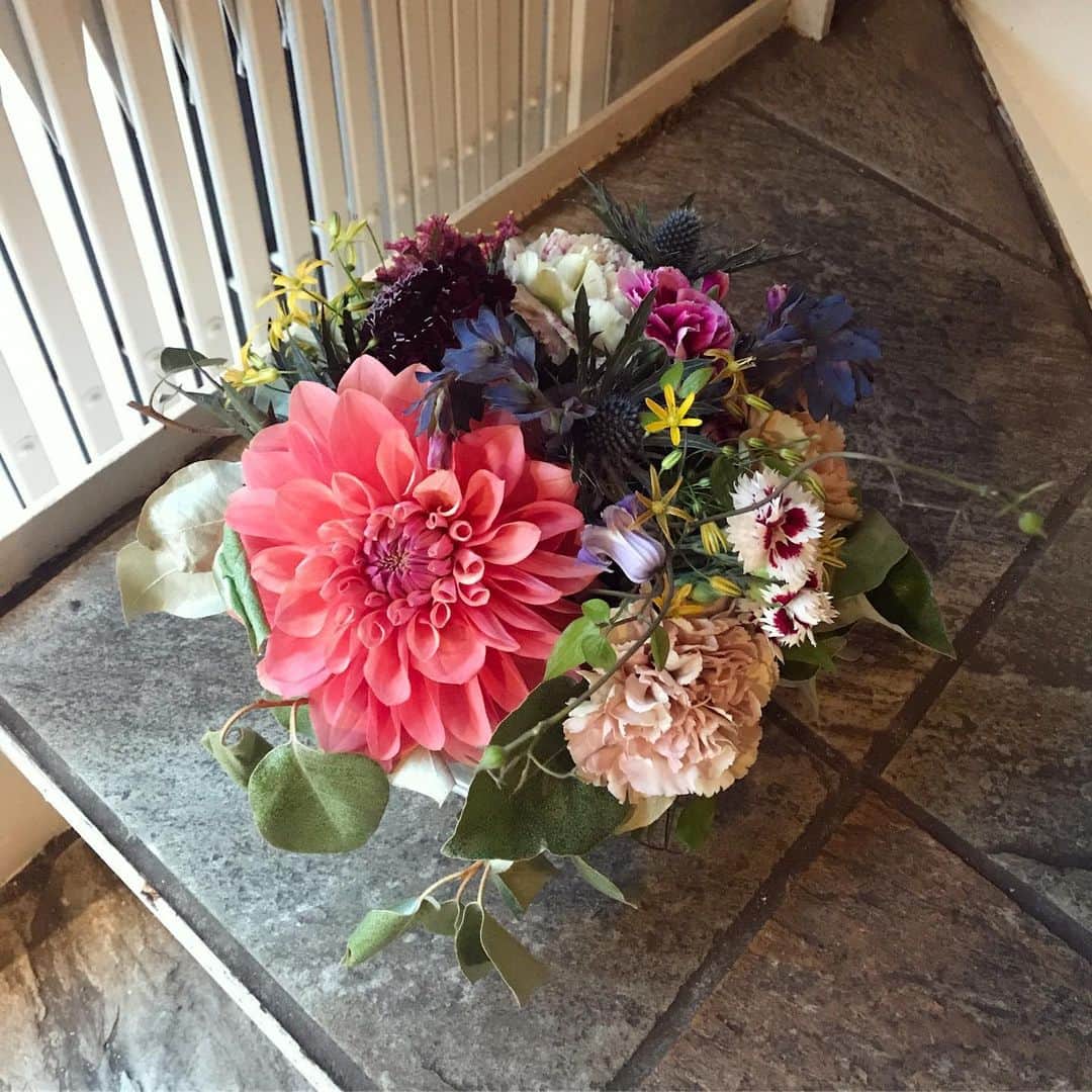 木野園子さんのインスタグラム写真 - (木野園子Instagram)「BUENO-F @marimariamonday MOTHER'S DAY🌼🌼今年のアレンジメントはめちゃくちゃ可愛いダリアでした🧡実は母の日って花屋になるまであまり気にしたことなかったのだけど💦花屋になって意識しなくても意識せざる得なくなった日と同時にたくさんの方がお母さんにいつもありがとうという気持ちを込めてお花を贈っていることを知って何だか嬉しく幸せな気持ちになった日。私は家族と離れて暮らしていたりもするので大切にしたいなと思う日になりました。私の母は割と催促気味に⁉届くのを️毎年楽しみにしてくれています✨  #BUENO #BUENOF #flor #florist #flower #flowers #mothersday #母の日レッスン #フラワーレッスン #bouquet #flowerstagram #flowerlesson #flowershop #お花 #花  #お花屋さん  #BUENOF #三軒茶屋 #木野園子のお花のお仕事 #arrangement #flowerarrangement #アレンジメント #アレンジメントフラワー」5月11日 20時38分 - kinosonoko