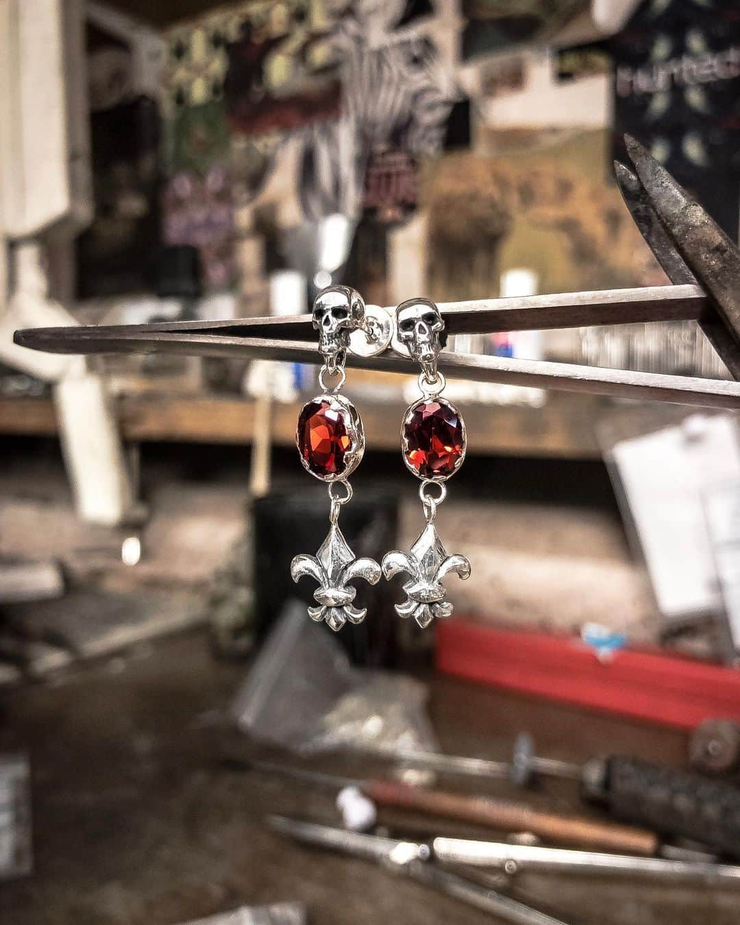 クレイジーピッグさんのインスタグラム写真 - (クレイジーピッグInstagram)「Some awesome custom earrings are making their way onto the shop floor 👌 We love these garnets; the pictures don’t do them justice with the deep red sparkle ✨ #red #garnet #fleur #nofilter #instafashion #instahub #earring #silver #skull #Saturday #saturdayvibes #custom #bespoke」5月11日 20時39分 - crazypigdesignslondon