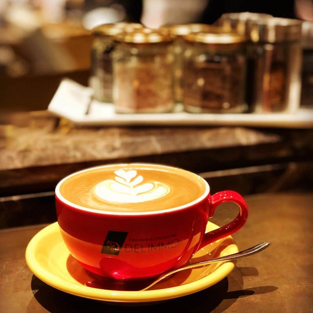 eguchikazuakiのインスタグラム：「イベント終わりの目白店で☕️ 今日は昔からお世話になっている甘党スタイル編集長と打ち合わせ、甘党スタイルなだけあって打ち合わせには甘い物が😆 ・ はじめて家で作る以外のかき氷を食べました🍧美味しかったよ😋かき氷って美味しいんだね、もっと美味しくショコラティエが作るとこうなるスタイルをデリーモでもやろう😆食べたかき氷の値段は1200円くらいだったかな。 ・ かき氷1200円？、牛丼400円？、コーヒー500円？、お菓子屋さんのケーキ500円？タピオカドリンク700円？ ・ 上海はケーキ1000円くらい、日本のお菓子屋さんのケーキは安いと思うな、デリーモは500円無理、こだわれなくなるよね‼️ 職人が職人でいられない国になっていくんだろうな、価値の判断が難しい😥 デリーモはお菓子屋さんじゃないから変わらずやるけど。 ・ 今日はレシピ半分くらいしかできなかったから明日も作りまくります👋🏻 ・ #delimmo #デリーモ #甘党スタイル #甘党 #パフェ #かき氷 #カキ氷 #カフェラテ #相変わらず #美味しい #マルゾッコ #入れてる #ショコラバー #ケーキ #パンケーキ #日本 #職人 #働き方改革 #意識改革 #牛丼も安い #物価 #タピオカ #人気だね」