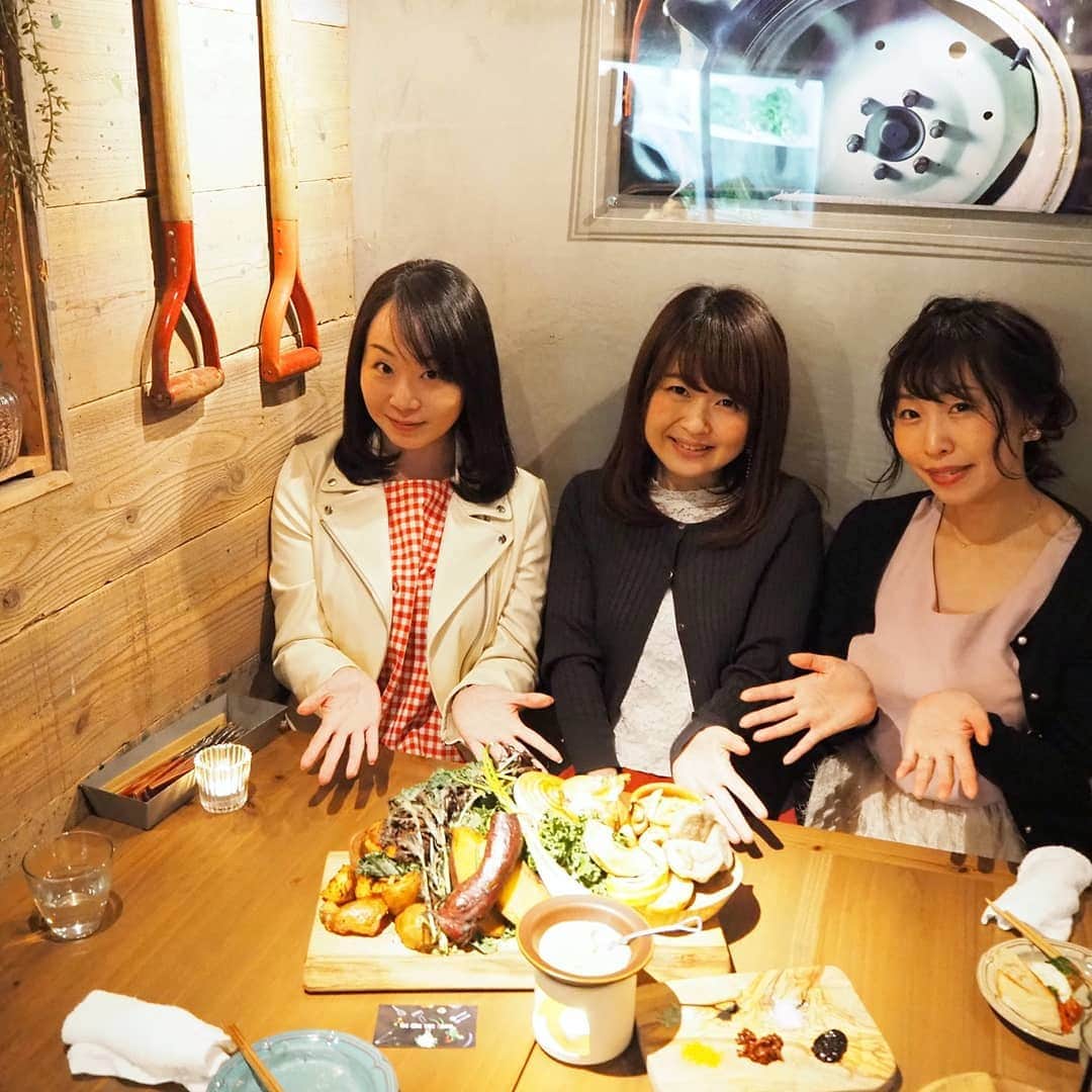Kuboi Ayumiさんのインスタグラム写真 - (Kuboi AyumiInstagram)「フレッシュでおいしいオーガニック野菜が食べたいなと お友達と一緒に「WE ARE THE FARM目黒」で女子会を。  4月20日にオープンしたばかりのお店なのですが 食事をはじめると、みるみるうちに満席に！  シンプルに調理されているのですが、どの野菜も素材の味がしっかりと引き出されていて 本当においしいんです。  野菜メインだとなんだか物足りないと思っている方もいらっしゃるかも しれませんが、ここに来るとイメージが変わるります。  特にWE ARE THE FARMの定番料理【畑の鉄板焼きバーニャカウダ】は とてもインパクトがあります。 旬のお野菜が10種類くらいのっているのですが、ボリュームがすごい！  インスタ映えです。  個人的には【世界一トマトとケールのジェノベーゼソースのブラータチーズ】も おすすめ。  そのまま食べてもおいしいのですが、トマトのジャムやベビーバジルのジェノベーゼソースと一緒にいただきます。 トマトのジャムは甘くて、おいしくてお持ち帰りしたいくらい。  ドリンクにもこだわっていて、カラフルなオリジナルカクテルやスムージーも。  もちろん、オーガニック野菜だけでなく、オーガニックワインやお肉料理もありますよ。 目黒以外にもお店があるので、行ってみたいと思います☆  #wearethefarm #自社農場 #ORGANIC #vegetable #cheese #オーガニック　#デトックス　#バーニャカウダ　#野菜好きな人と繋がりたい」5月11日 20時53分 - himekagami