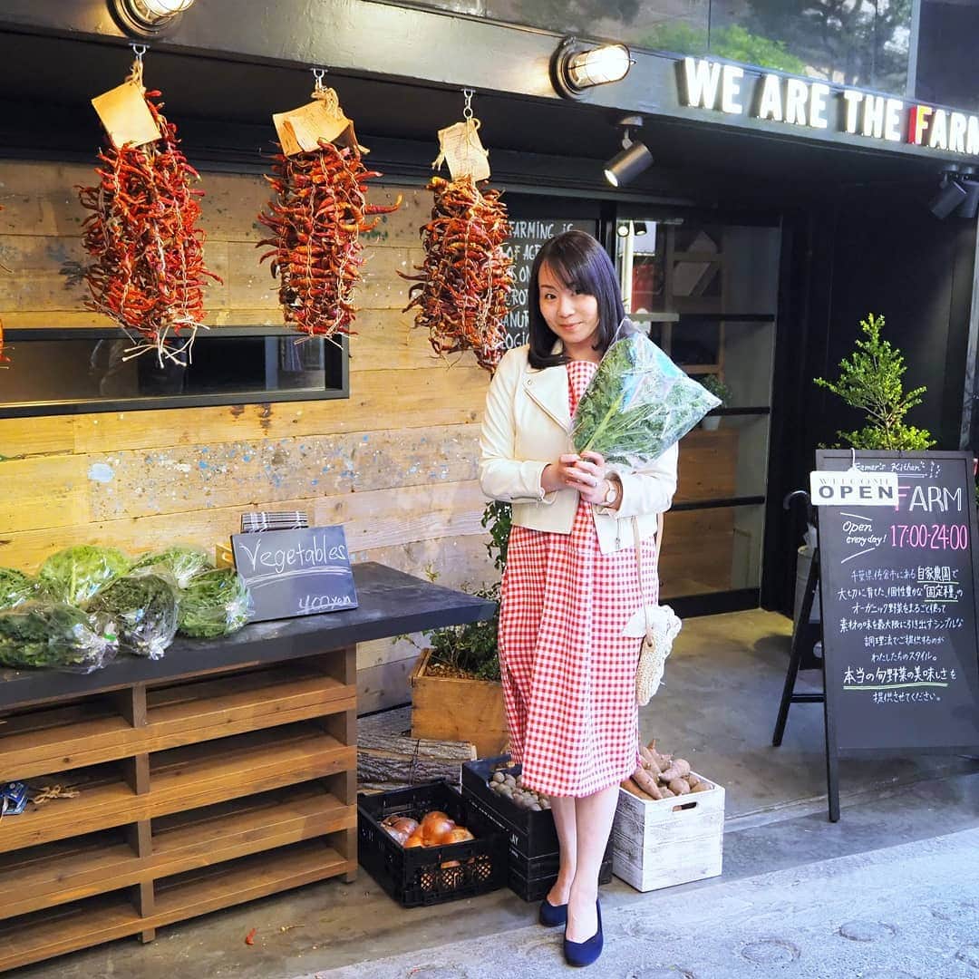 Kuboi Ayumiさんのインスタグラム写真 - (Kuboi AyumiInstagram)「フレッシュでおいしいオーガニック野菜が食べたいなと お友達と一緒に「WE ARE THE FARM目黒」で女子会を。  4月20日にオープンしたばかりのお店なのですが 食事をはじめると、みるみるうちに満席に！  シンプルに調理されているのですが、どの野菜も素材の味がしっかりと引き出されていて 本当においしいんです。  野菜メインだとなんだか物足りないと思っている方もいらっしゃるかも しれませんが、ここに来るとイメージが変わるります。  特にWE ARE THE FARMの定番料理【畑の鉄板焼きバーニャカウダ】は とてもインパクトがあります。 旬のお野菜が10種類くらいのっているのですが、ボリュームがすごい！  インスタ映えです。  個人的には【世界一トマトとケールのジェノベーゼソースのブラータチーズ】も おすすめ。  そのまま食べてもおいしいのですが、トマトのジャムやベビーバジルのジェノベーゼソースと一緒にいただきます。 トマトのジャムは甘くて、おいしくてお持ち帰りしたいくらい。  ドリンクにもこだわっていて、カラフルなオリジナルカクテルやスムージーも。  もちろん、オーガニック野菜だけでなく、オーガニックワインやお肉料理もありますよ。 目黒以外にもお店があるので、行ってみたいと思います☆  #wearethefarm #自社農場 #ORGANIC #vegetable #cheese #オーガニック　#デトックス　#バーニャカウダ　#野菜好きな人と繋がりたい」5月11日 20時53分 - himekagami