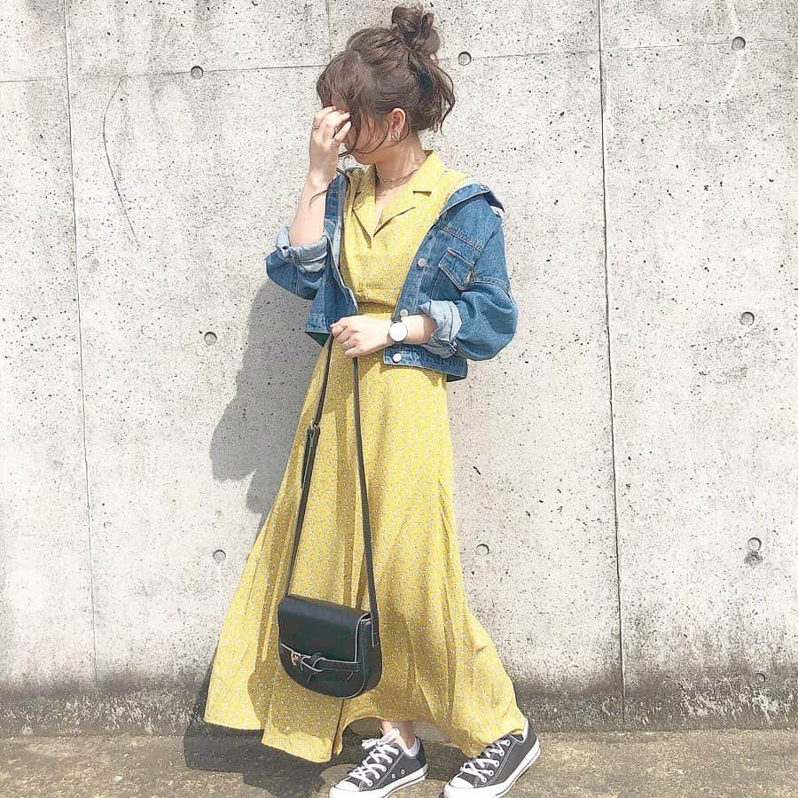 haruさんのインスタグラム写真 - (haruInstagram)「ㅤㅤㅤㅤㅤㅤㅤㅤㅤㅤㅤㅤㅤ ㅤㅤㅤㅤㅤㅤㅤㅤㅤㅤㅤㅤㅤ ㅤㅤㅤㅤㅤㅤㅤㅤㅤㅤㅤㅤㅤ #ootd ㅤㅤㅤㅤㅤㅤㅤㅤㅤㅤㅤㅤㅤ いきなり真夏☀で びっくり🥵( 笑 ) 今でこの暑さだと夏どうなるんだろう🔆 ̨ ̨ ₍⌯́⌓⌯̀ ₎☜﻿ ㅤㅤㅤㅤㅤㅤㅤㅤㅤㅤㅤㅤㅤ 夏に映えそうな セットアップ💛 ハニーズで黄色のワンピース買おうか迷って ワンピース持ちすぎな気がしたのでセットアップに😂💓( 笑 ) ㅤㅤㅤㅤㅤㅤㅤㅤㅤㅤㅤㅤㅤ ㅤㅤㅤㅤㅤㅤㅤㅤㅤㅤㅤㅤㅤ トップス は デニム👖と スカート は Tシャツやブラウス👚と あわせても絶対かわいいよね(  ˊᵕˋ )♡ ㅤㅤㅤㅤㅤㅤㅤㅤㅤㅤㅤㅤㅤ ㅤㅤㅤㅤㅤㅤㅤㅤㅤㅤㅤㅤㅤ お洋服の詳細はWEARにのせています🌸 ㅤㅤㅤㅤㅤㅤㅤㅤㅤㅤㅤㅤㅤ ❤︎ tops & skirt : #fifth ❤︎ bag : #editsheen ❤︎ sunglasses : #lattice ㅤㅤㅤㅤㅤㅤㅤㅤㅤㅤㅤㅤㅤ サングラス ¥1000 てやすすぎるよね😂💕 よくつけてる ネックレス と リング もラティスです❤️ ㅤㅤㅤㅤㅤㅤㅤㅤㅤㅤㅤㅤㅤ ㅤㅤㅤㅤㅤㅤㅤㅤㅤㅤㅤㅤㅤ 昨日のブラウス 同じの購入しました！ とさっそくご報告たくさん頂いて嬉しいです😭💓 また着回しコーデものせますね𓂃☺𓈒𓏸 ㅤㅤㅤㅤㅤㅤㅤㅤㅤㅤㅤㅤㅤ #セットアップ#イエローコーデ #レトロフラワー開襟シャツ #レトロフラワーロングフレアスカート #ベルトデザインポシェット #バッグ#bag @fifth_store @editsheen_store #プチプラ #おだんごおはる #harucd ㅤㅤㅤㅤㅤㅤㅤㅤㅤㅤㅤㅤㅤ」5月11日 20時52分 - __haru3