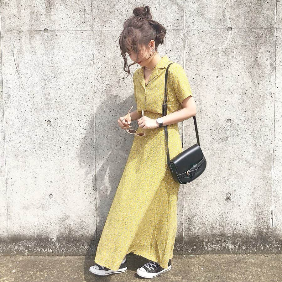 haruさんのインスタグラム写真 - (haruInstagram)「ㅤㅤㅤㅤㅤㅤㅤㅤㅤㅤㅤㅤㅤ ㅤㅤㅤㅤㅤㅤㅤㅤㅤㅤㅤㅤㅤ ㅤㅤㅤㅤㅤㅤㅤㅤㅤㅤㅤㅤㅤ #ootd ㅤㅤㅤㅤㅤㅤㅤㅤㅤㅤㅤㅤㅤ いきなり真夏☀で びっくり🥵( 笑 ) 今でこの暑さだと夏どうなるんだろう🔆 ̨ ̨ ₍⌯́⌓⌯̀ ₎☜﻿ ㅤㅤㅤㅤㅤㅤㅤㅤㅤㅤㅤㅤㅤ 夏に映えそうな セットアップ💛 ハニーズで黄色のワンピース買おうか迷って ワンピース持ちすぎな気がしたのでセットアップに😂💓( 笑 ) ㅤㅤㅤㅤㅤㅤㅤㅤㅤㅤㅤㅤㅤ ㅤㅤㅤㅤㅤㅤㅤㅤㅤㅤㅤㅤㅤ トップス は デニム👖と スカート は Tシャツやブラウス👚と あわせても絶対かわいいよね(  ˊᵕˋ )♡ ㅤㅤㅤㅤㅤㅤㅤㅤㅤㅤㅤㅤㅤ ㅤㅤㅤㅤㅤㅤㅤㅤㅤㅤㅤㅤㅤ お洋服の詳細はWEARにのせています🌸 ㅤㅤㅤㅤㅤㅤㅤㅤㅤㅤㅤㅤㅤ ❤︎ tops & skirt : #fifth ❤︎ bag : #editsheen ❤︎ sunglasses : #lattice ㅤㅤㅤㅤㅤㅤㅤㅤㅤㅤㅤㅤㅤ サングラス ¥1000 てやすすぎるよね😂💕 よくつけてる ネックレス と リング もラティスです❤️ ㅤㅤㅤㅤㅤㅤㅤㅤㅤㅤㅤㅤㅤ ㅤㅤㅤㅤㅤㅤㅤㅤㅤㅤㅤㅤㅤ 昨日のブラウス 同じの購入しました！ とさっそくご報告たくさん頂いて嬉しいです😭💓 また着回しコーデものせますね𓂃☺𓈒𓏸 ㅤㅤㅤㅤㅤㅤㅤㅤㅤㅤㅤㅤㅤ #セットアップ#イエローコーデ #レトロフラワー開襟シャツ #レトロフラワーロングフレアスカート #ベルトデザインポシェット #バッグ#bag @fifth_store @editsheen_store #プチプラ #おだんごおはる #harucd ㅤㅤㅤㅤㅤㅤㅤㅤㅤㅤㅤㅤㅤ」5月11日 20時52分 - __haru3