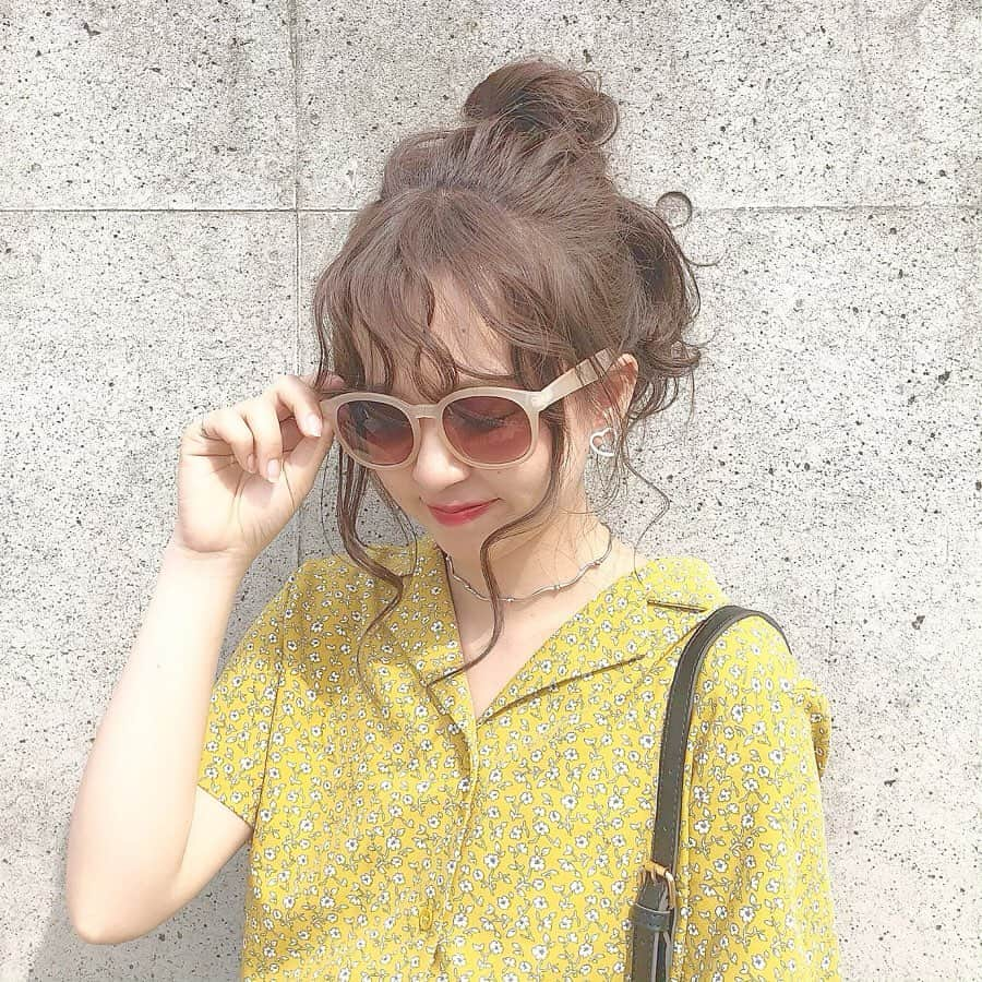 haruさんのインスタグラム写真 - (haruInstagram)「ㅤㅤㅤㅤㅤㅤㅤㅤㅤㅤㅤㅤㅤ ㅤㅤㅤㅤㅤㅤㅤㅤㅤㅤㅤㅤㅤ ㅤㅤㅤㅤㅤㅤㅤㅤㅤㅤㅤㅤㅤ #ootd ㅤㅤㅤㅤㅤㅤㅤㅤㅤㅤㅤㅤㅤ いきなり真夏☀で びっくり🥵( 笑 ) 今でこの暑さだと夏どうなるんだろう🔆 ̨ ̨ ₍⌯́⌓⌯̀ ₎☜﻿ ㅤㅤㅤㅤㅤㅤㅤㅤㅤㅤㅤㅤㅤ 夏に映えそうな セットアップ💛 ハニーズで黄色のワンピース買おうか迷って ワンピース持ちすぎな気がしたのでセットアップに😂💓( 笑 ) ㅤㅤㅤㅤㅤㅤㅤㅤㅤㅤㅤㅤㅤ ㅤㅤㅤㅤㅤㅤㅤㅤㅤㅤㅤㅤㅤ トップス は デニム👖と スカート は Tシャツやブラウス👚と あわせても絶対かわいいよね(  ˊᵕˋ )♡ ㅤㅤㅤㅤㅤㅤㅤㅤㅤㅤㅤㅤㅤ ㅤㅤㅤㅤㅤㅤㅤㅤㅤㅤㅤㅤㅤ お洋服の詳細はWEARにのせています🌸 ㅤㅤㅤㅤㅤㅤㅤㅤㅤㅤㅤㅤㅤ ❤︎ tops & skirt : #fifth ❤︎ bag : #editsheen ❤︎ sunglasses : #lattice ㅤㅤㅤㅤㅤㅤㅤㅤㅤㅤㅤㅤㅤ サングラス ¥1000 てやすすぎるよね😂💕 よくつけてる ネックレス と リング もラティスです❤️ ㅤㅤㅤㅤㅤㅤㅤㅤㅤㅤㅤㅤㅤ ㅤㅤㅤㅤㅤㅤㅤㅤㅤㅤㅤㅤㅤ 昨日のブラウス 同じの購入しました！ とさっそくご報告たくさん頂いて嬉しいです😭💓 また着回しコーデものせますね𓂃☺𓈒𓏸 ㅤㅤㅤㅤㅤㅤㅤㅤㅤㅤㅤㅤㅤ #セットアップ#イエローコーデ #レトロフラワー開襟シャツ #レトロフラワーロングフレアスカート #ベルトデザインポシェット #バッグ#bag @fifth_store @editsheen_store #プチプラ #おだんごおはる #harucd ㅤㅤㅤㅤㅤㅤㅤㅤㅤㅤㅤㅤㅤ」5月11日 20時52分 - __haru3