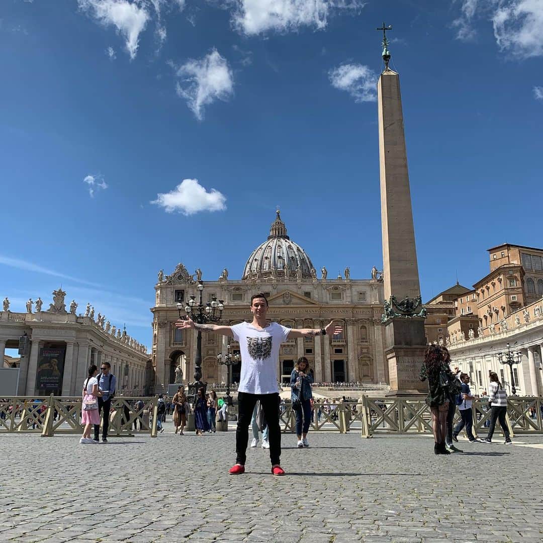 オレクシイ・ビチェンコのインスタグラム：「#italy#vacation#rome#roma#basilicadisanpietro#sanpietro#piazzasanpietro#vacation#travel#happy#adventure#🇮🇹#fun#bychenkofamily」