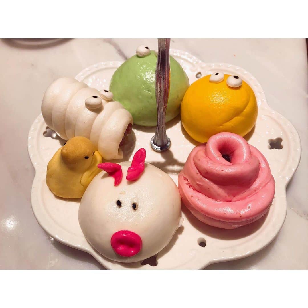 のインスタグラム：「香港旅🇭🇰 #時差スタグラム . 香港に来たら飲茶が食べたい！ ということで「YUM CHA」に🍽 . こんなにカラフルで 可愛い飲茶はじめてでした🧚‍♀️ . 味も抹茶クリームやパイナップルと 変わっていて面白い👏 だけじゃなく美味しい😋✨ サイドメニューも充実してます❁ . 観光客の人が多いのかなと思いきや 地元の人がほとんど！ 香港で飲茶を食べて香港満喫💓 . #香港#香港旅#香港グルメ#チムサーチョイ#グルメ#観光#飲茶#yumcha#女子旅#タビジョ#旅女子#旅#旅行#旅の思い出#ランチ#レストラン#travel#food#hongkong」