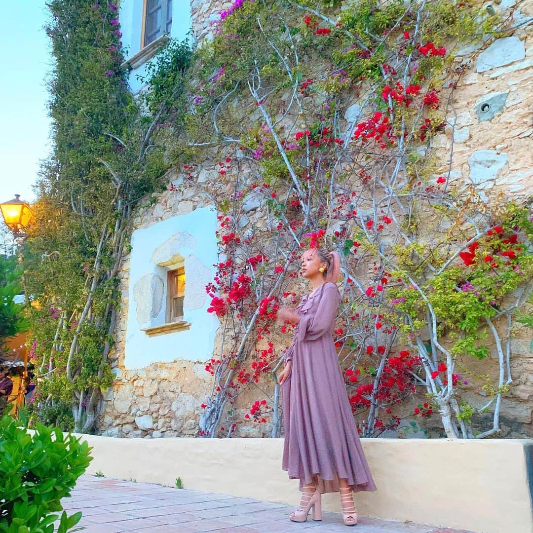 青山テルマさんのインスタグラム写真 - (青山テルマInstagram)「Erikas wedding dinner at Sitges, Spain📍 Dress: @kawijamele.official  エリカの結婚式のストーリーあげたから見てね💖 結婚式の写真いっぱいあるからまた今度アップします!! More wedding pics coming ;)」5月11日 20時50分 - thelmaaoyama