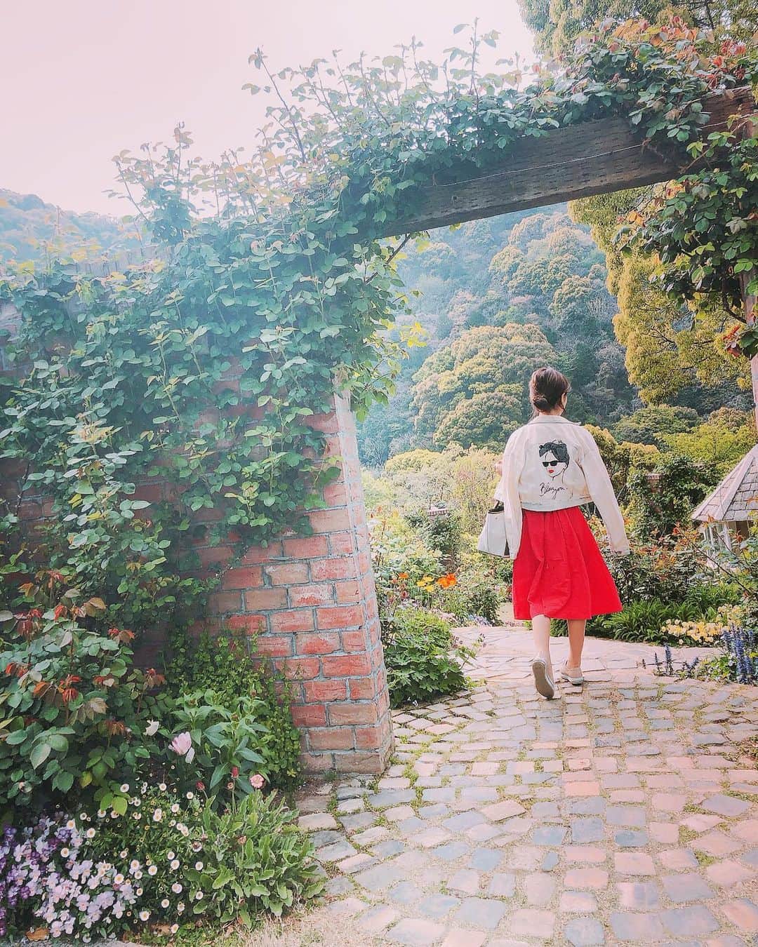 黒澤詩音のインスタグラム：「*﻿ ﻿ ﻿ #atami﻿ ﻿ ﻿ #garden #flowergarden #shizuoka #akaoherbandrosegarden #アカオハーブアンドローズガーデン #花 #インスタ映え」