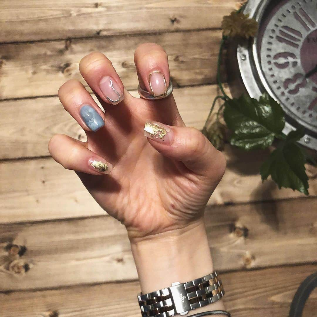 金澤楓さんのインスタグラム写真 - (金澤楓Instagram)「. . NEW NAIL♡ . . 今回は色を変えてニュアンスネイルに。 . クリアベースに、ブルーで涼しげ🌿 . ゴールド×シルバーがアクセサリーも合わせやすくてお気に入り☺︎ . @dropyk0403 さん今日も楽しかったです✨ . . #かえでのねいる#ネイル#ニュアンスネイル」5月11日 20時50分 - kae_o51o