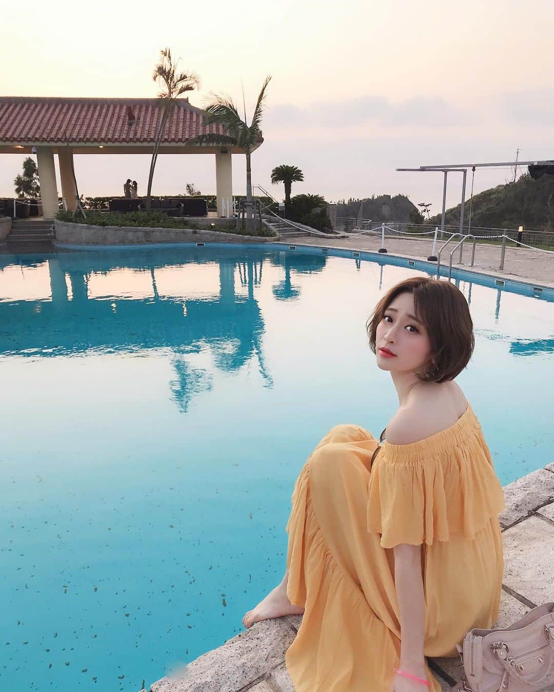 のインスタグラム：「週末は沖縄でパワーを充電🥰🌈🌅 #沖縄ビューティーキャンプ に参加してキレイになって東京に戻ります💓 * 初めての朝ヨガたのしみっ🧘‍♀️ * * * #naturalbeautycamp #ナチュラルビューティーキャンプ #キレイモ#kireimo#沖縄#マリオット#marriott#okinawa#ナイトプール#サンセット」