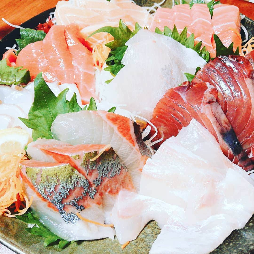 畠山智妃さんのインスタグラム写真 - (畠山智妃Instagram)「好きなお魚は鯖、秋刀魚、カンパチ、鰤、鯛。基本的に光り物と白身が好き❤ でも最近美味しいマグロをいただいてからマグロも美味しいなと。  美味しい魚を、刺し身、焼、あら汁一匹丸々味わいたいなぁ。  #あしたは #おもろないと」5月11日 20時57分 - chaki_wooper