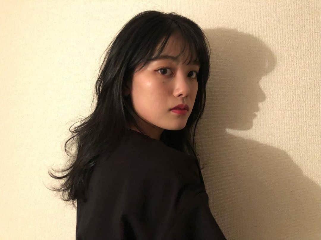 のインスタグラム：「🐺🖤﻿ ﻿ #hair #hairstyle #🐺 #black #데일리 #메이크업」