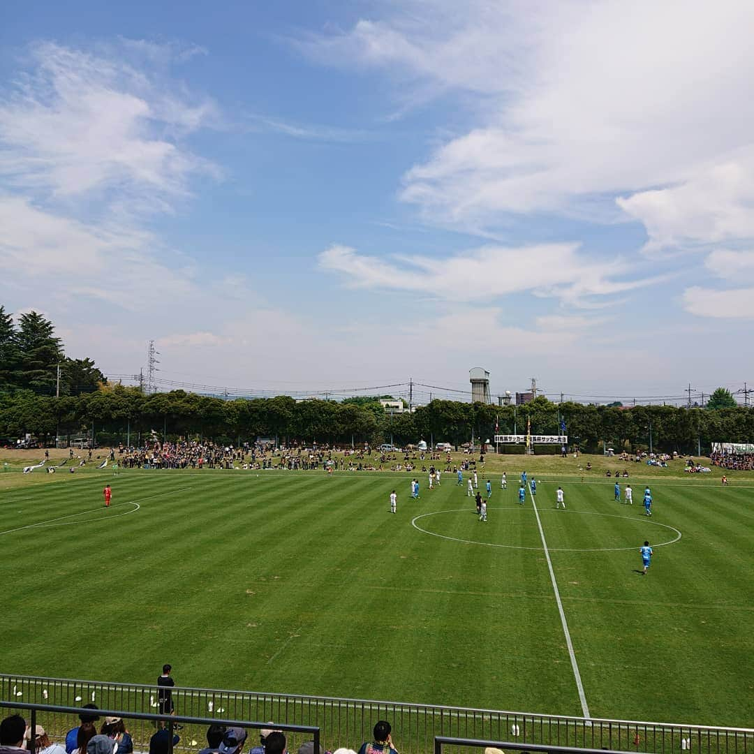 武藤乃子さんのインスタグラム写真 - (武藤乃子Instagram)「⚽ 2019.5.11 群馬県サッカー協会長杯 決勝 ザスパクサツ群馬 3-1 tonan前橋  ザスパが天皇杯への切符を手にしました。 試合後、ある選手に「勝ってみんなが笑えるのは、やっぱりいいですね！」と声をかけたら「正直、ホッとしました。」と返事がありました。 負けるわけにはいかない試合へのプレッシャーは大きかったのだろうな…と思います。  この勝利をリーグ戦にも繋げ、必ず必ず、J2昇格っっっ⚽  スプリンクラーに虹が出ていたのだけれど、上手に📷撮れなかった😭  #天皇杯 #天皇杯予選 #ザスパクサツ群馬 #tonan前橋」5月11日 20時58分 - muto_noriko.11