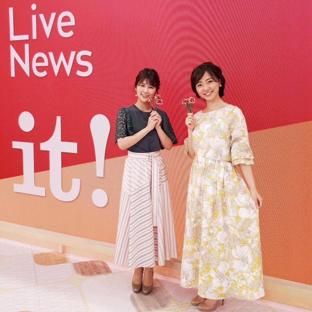 フジテレビ「プライムニュース イブニング」さんのインスタグラム写真 - (フジテレビ「プライムニュース イブニング」Instagram)「きょうも晴天☀️で暑くなりましたね。﻿ 特に野外では熱中症に注意してください。﻿ さらに日焼けにも。﻿ 油断してうっかり日焼けをしてしまって﻿ 恥ずかしい思い😱😨をした人がいるか と思います、ご注意を‼️﻿ ﻿ あすは『母の日☺️』。﻿ お母さんをねぎらい、 感謝の気持ちを伝える日ですよね。﻿ 『母の日💕』と言えばカーネーション と言うことで…﻿ ﻿ そして、きょうの竹内アナと内田アナの髪型。﻿ ステキです😍😍。﻿ ﻿ #うっかり日焼け﻿ #季節外れの暑さ﻿ #母の日﻿ #お母さんありがとう﻿ #カーネーション﻿ #ゆるふわヘアー﻿ ﻿ #竹内友佳﻿ トップス　スカート #epoca @epoca_official﻿ #野島卓﻿ ネクタイ　#フェアファックス @fairfaxtokyo﻿ #内田嶺衣奈 @reina.uchida﻿ セットアップ　#tiara @tiara_melrose﻿ ﻿ #加藤綾子 #風間晋 #木村拓也 #酒井千佳 #荘口彰久 #副島淳 #福原直英 #佐々木恭子 #小澤陽子 #海老原優香 #安宅晃樹 ﻿ #フジテレビ #アナウンサー #ライブニュースイット」5月11日 21時00分 - livenews_it