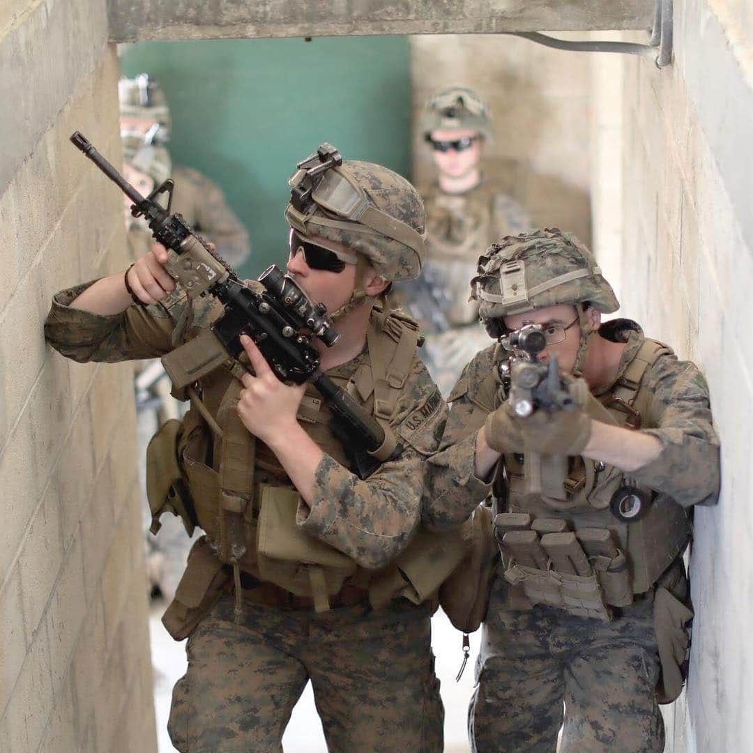 アメリカ海兵隊さんのインスタグラム写真 - (アメリカ海兵隊Instagram)「Stairway to Heaven  Lance Cpl. Lucas Bremer and Cpl. Logan Jones with the @22nd_meu clear a stairwell during Sustainment Exercise 2019 aboard Naval Station Rota, Spain, May 6, 2019. (U.S. Marine Corps photo by Staff Sgt. Andrew Ochoa)  #Marines #USMC #Marine #Corps #Military #Operations #Urban #Terrain #Sustainment #Exercise #Rota #Spain」5月11日 21時10分 - marines